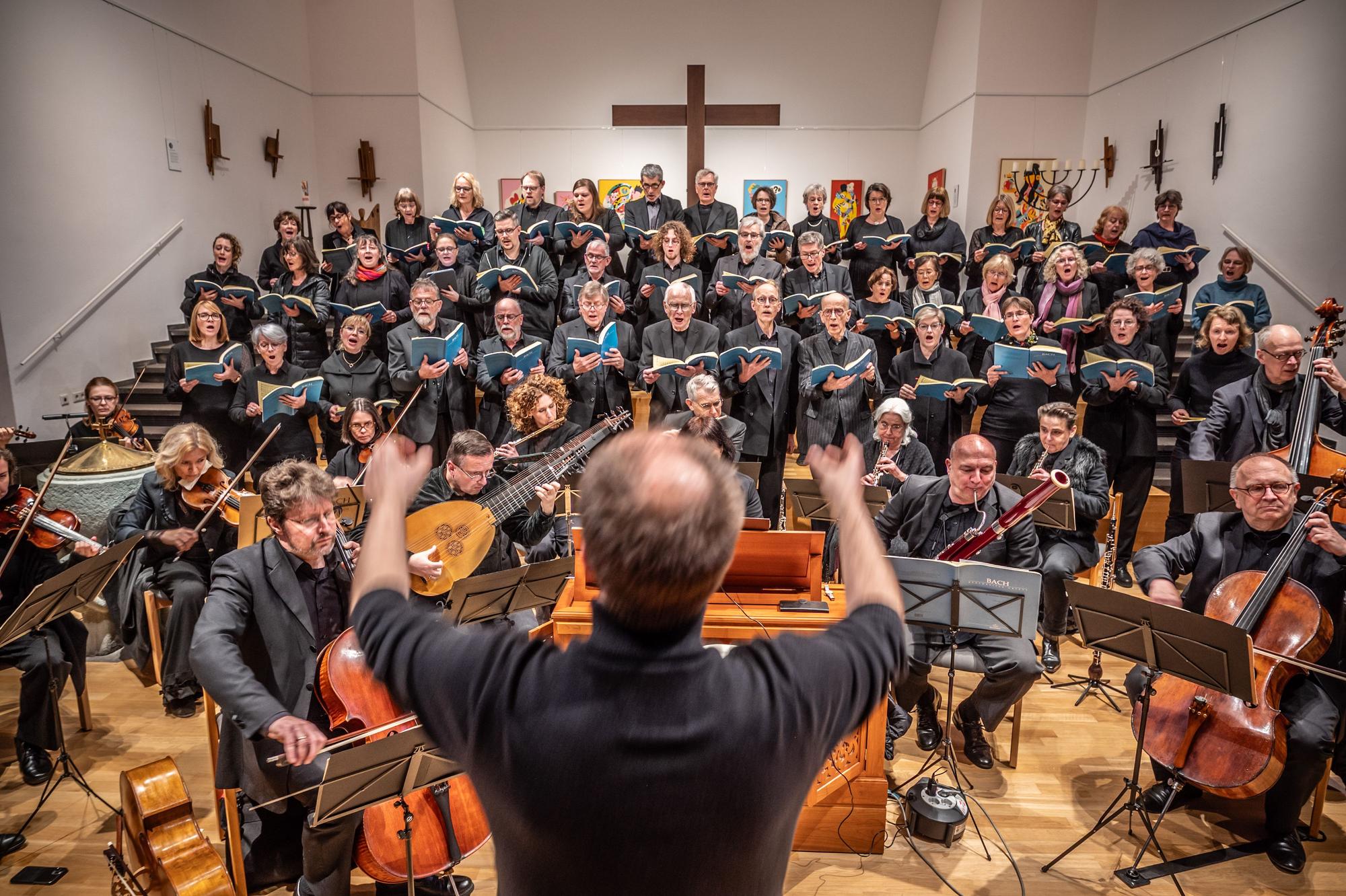 Johannespassion in der Christuskirche: Der Städtische Chor Leverkusen und das Neue Rheinische Kammerorchester Köln unter der leitung von Michael Utz führten das Werk von Bach auf. Bild: Ralf Krieger