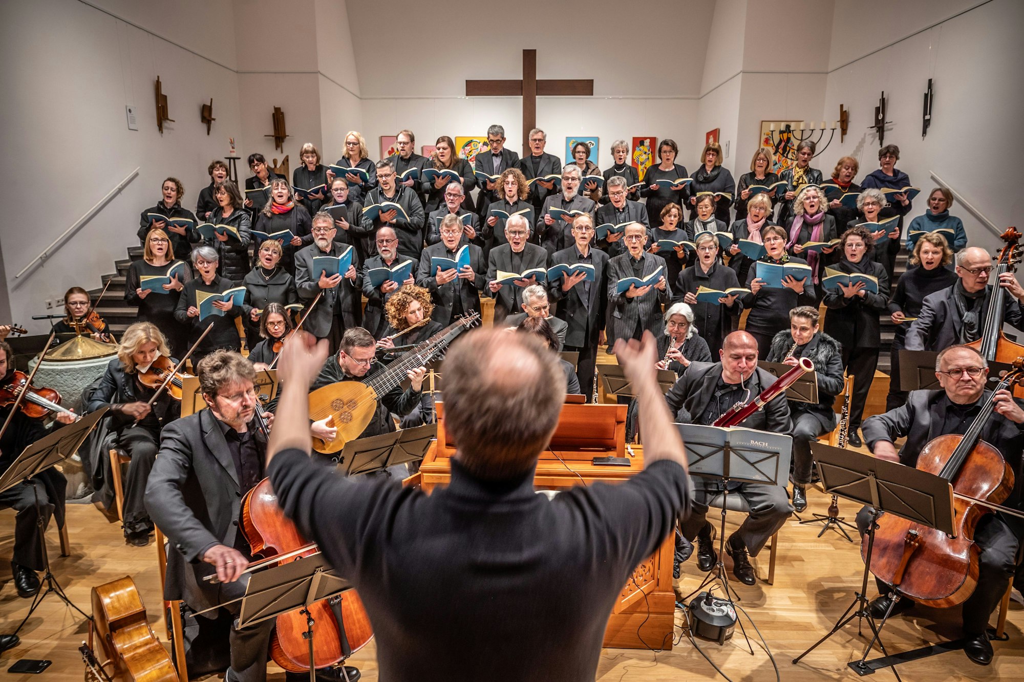 Johannespassion in der Christuskirche: Der Städtische Chor Leverkusen und das Neue Rheinische Kammerorchester Köln unter der leitung von Michael Utz führten das Werk von Bach auf. Bild: Ralf Krieger