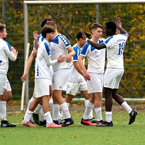 09.11.2025, Fussball-Bergfried Leverkusen-Brühl
Freude nach dem 1:0 für Leverkusen durch Jan Fromke (2.v.rechts)
Foto: Uli Herhaus