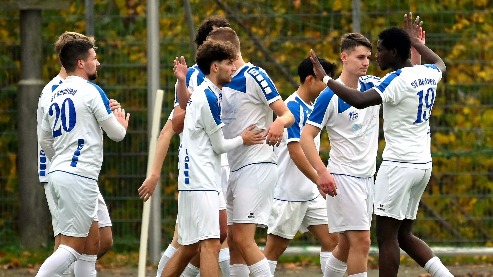 09.11.2025, Fussball-Bergfried Leverkusen-Brühl
Freude nach dem 1:0 für Leverkusen durch Jan Fromke (2.v.rechts)
Foto: Uli Herhaus