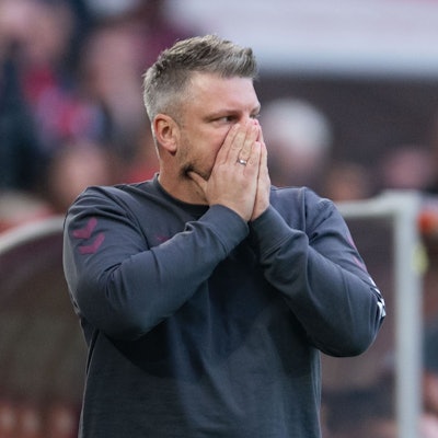 Lukas Kwasniok erlebte beim 3:3 gegen Mönchengladbach einen schweren Tag an der Seitenlinie.