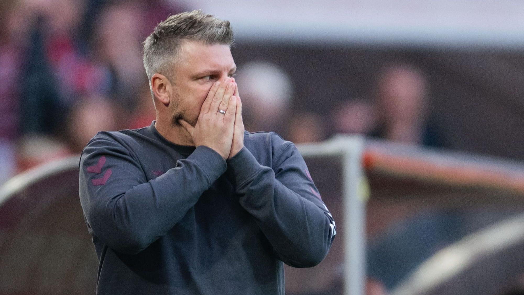 Lukas Kwasniok erlebte beim 3:3 gegen Mönchengladbach einen schweren Tag an der Seitenlinie.