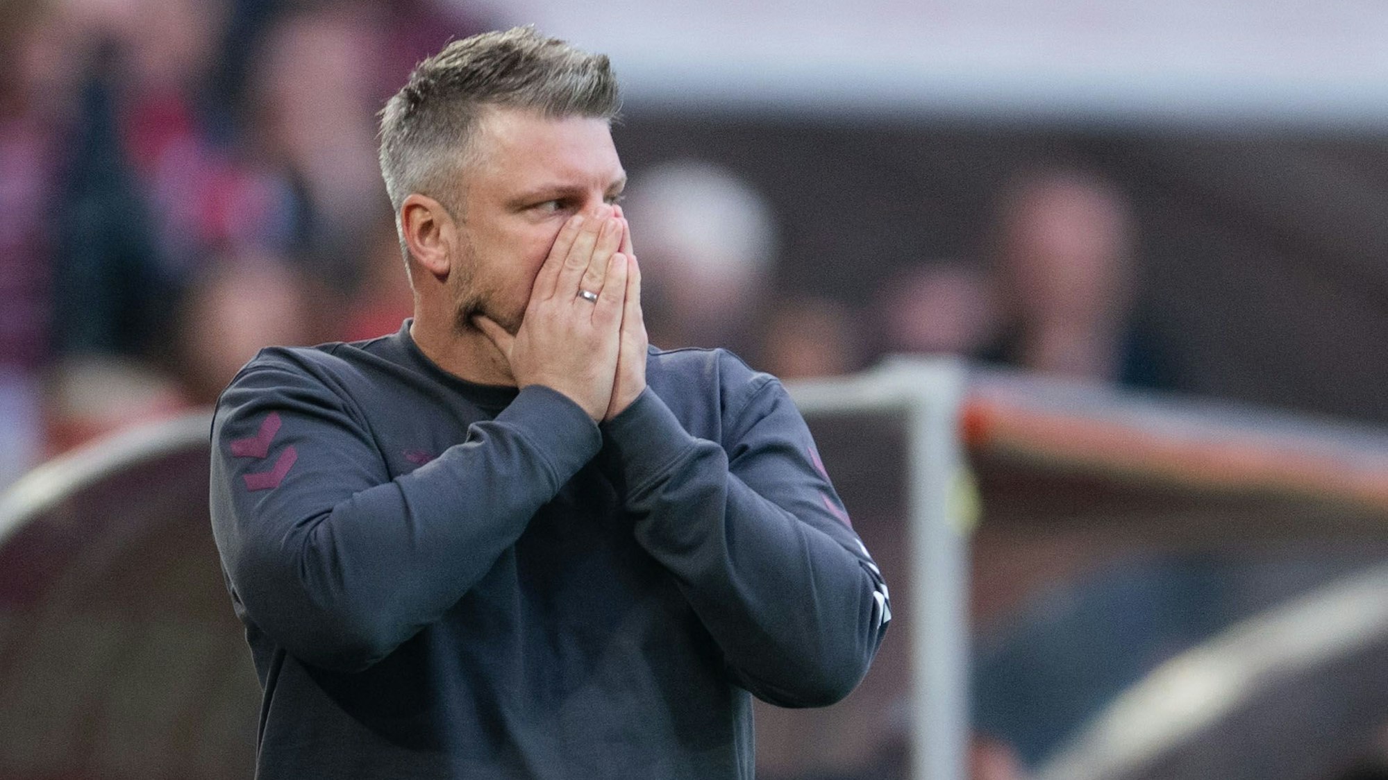 Lukas Kwasniok erlebte beim 3:3 gegen Mönchengladbach einen schweren Tag an der Seitenlinie.