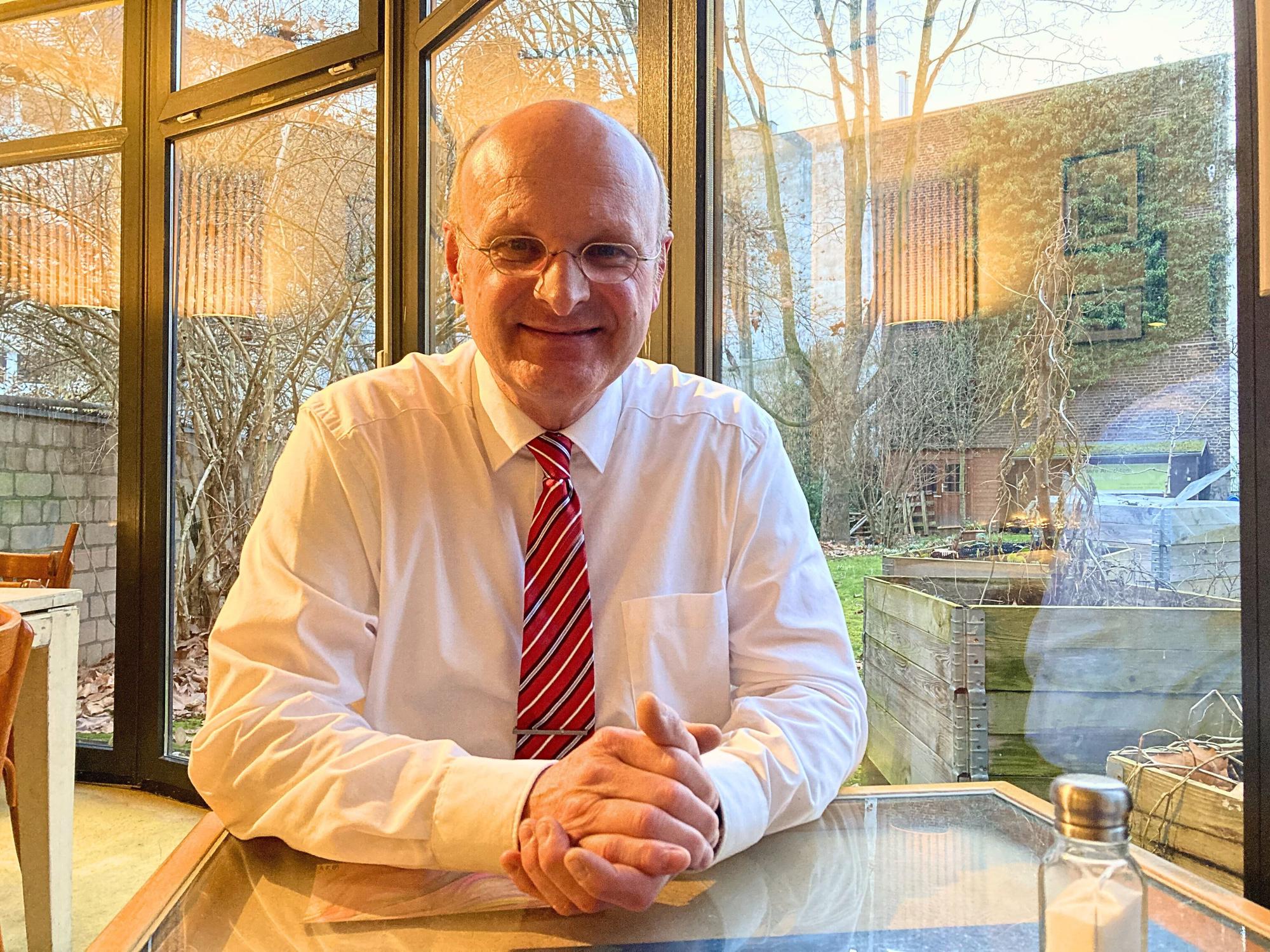Detektiv Andreas Simon fällt im Café nicht auf.