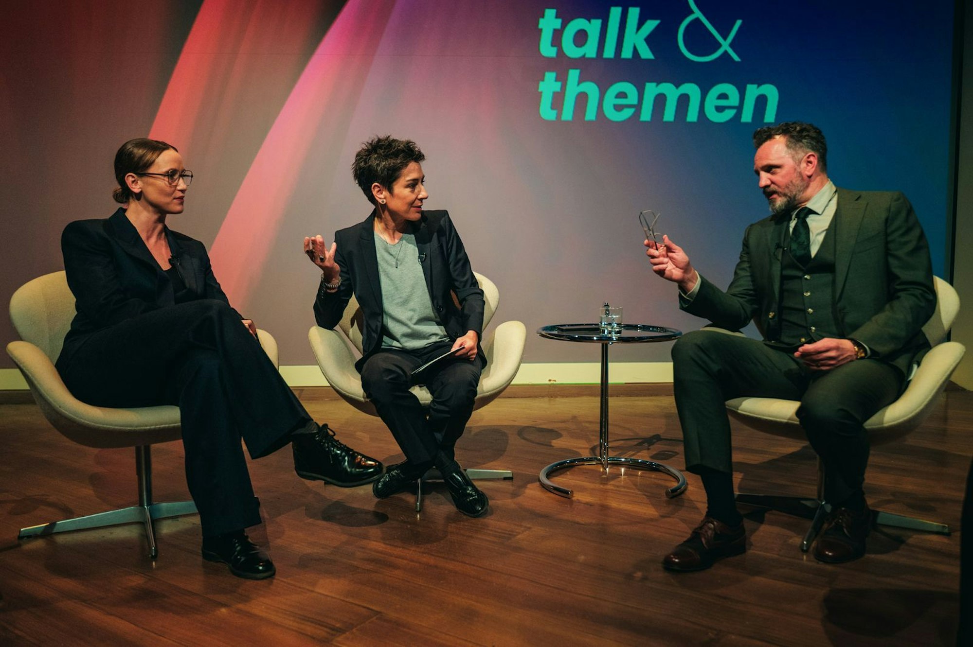 Millionen sehen die von Dunja Hayali (Mitte) moderierte Talksendung, in der Wissenschaftlerin Elena (Peri Baumeister, links) auf Boris Graubner (Roland Silbernagl) trifft. Die beiden geraten aneinander, als Elena an die ökologische Verantwortung jedes einzelnen appelliert. (Bild: ZDF/Julia Feldhagen)