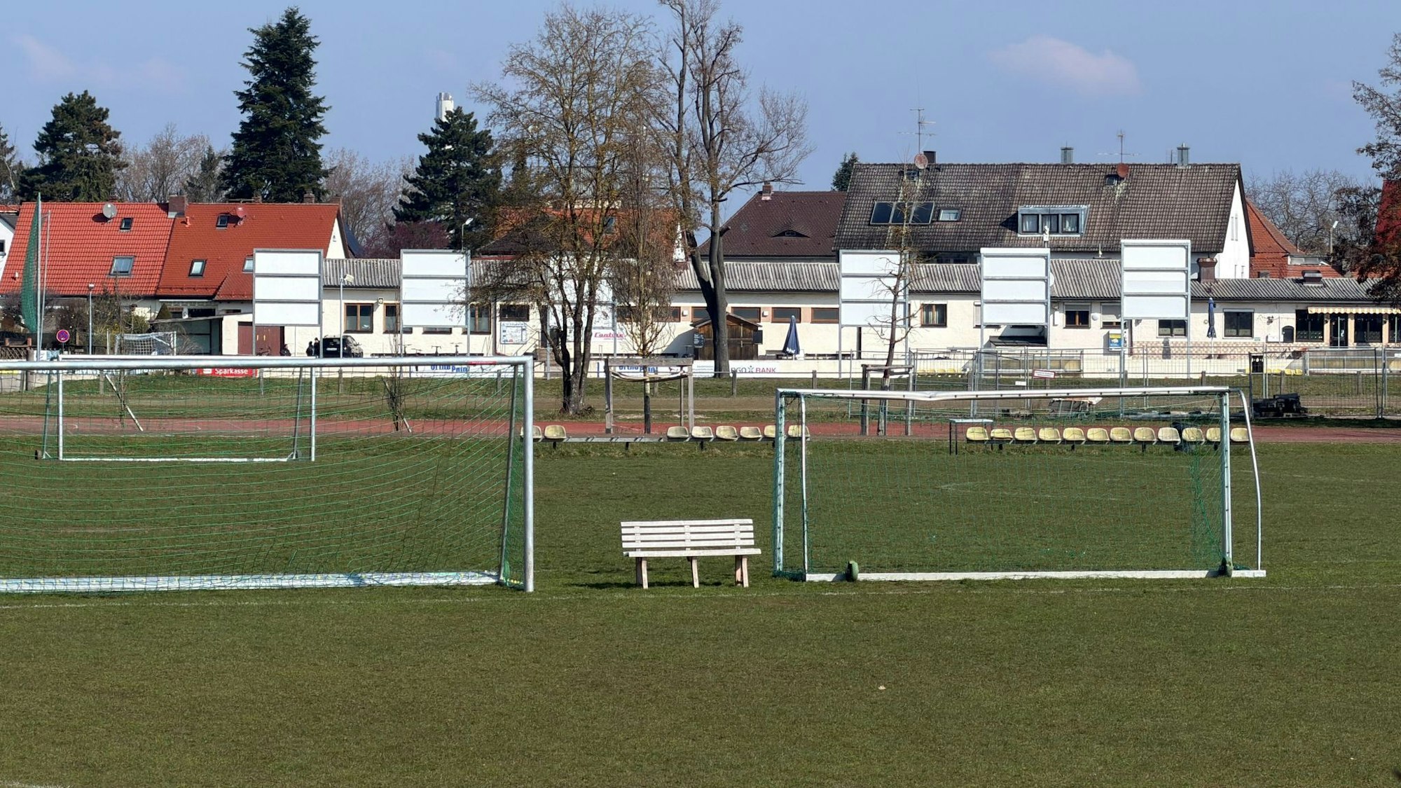 Fußballtor stürzt auf 7-jährigen Jungen