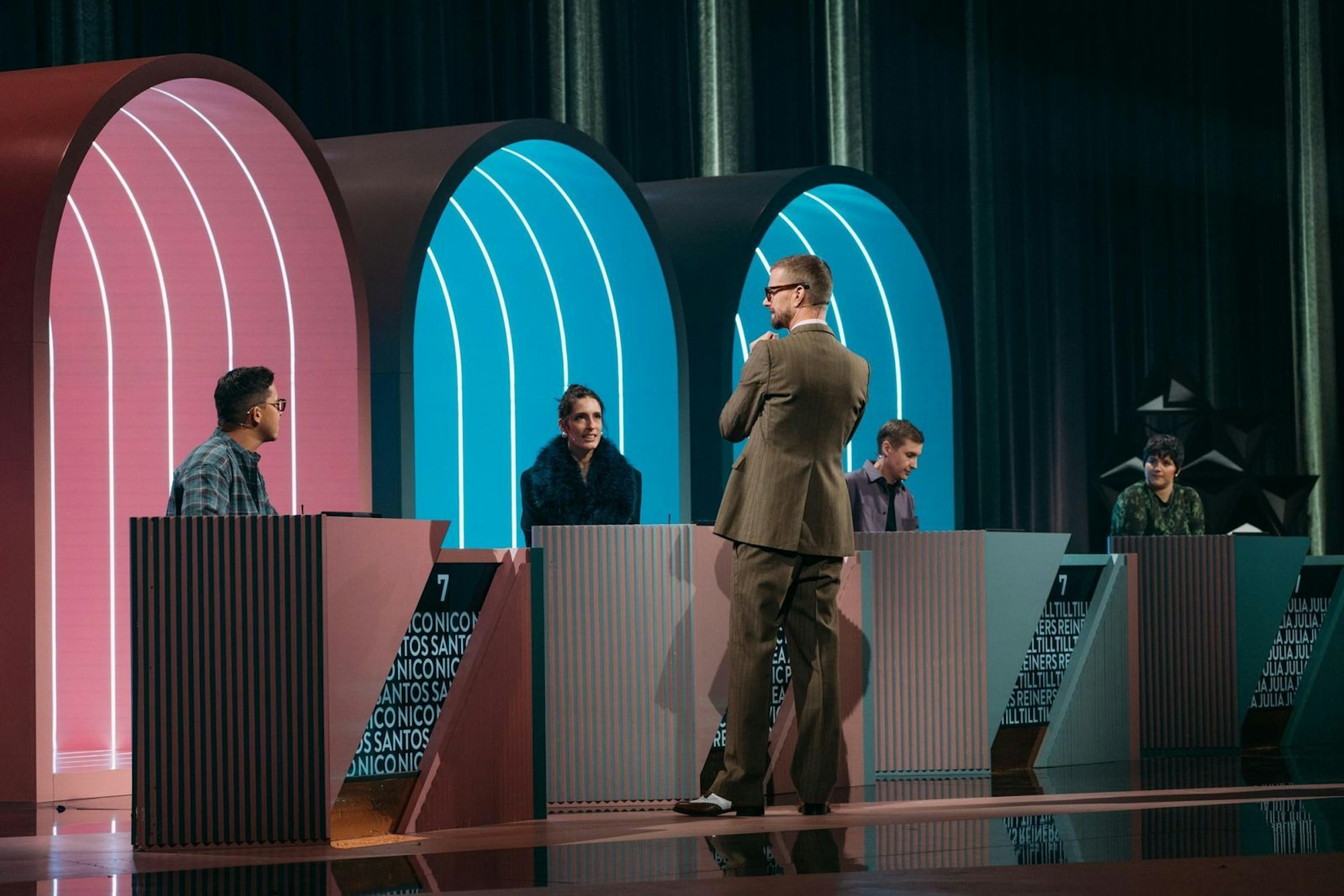 Immer einen lockeren Spruch auf den Lippen: Joko Winterscheidt, der (Noch-)Moderator seiner Show, pflegt einen offenherzigen Umgang mit seinen Gästen. Nur im Finale rächt sich das diesmal. (Bild: Joyn/Florida TV / Julian Mathieu)