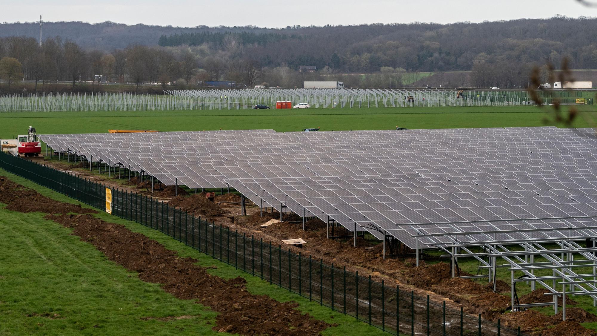 Das Euskirchener Unternehmen F&S Solar baut an der A1 bei Weilerswist einen Solarpark an der Autobahn. Betrieben wird er von der e-regio.