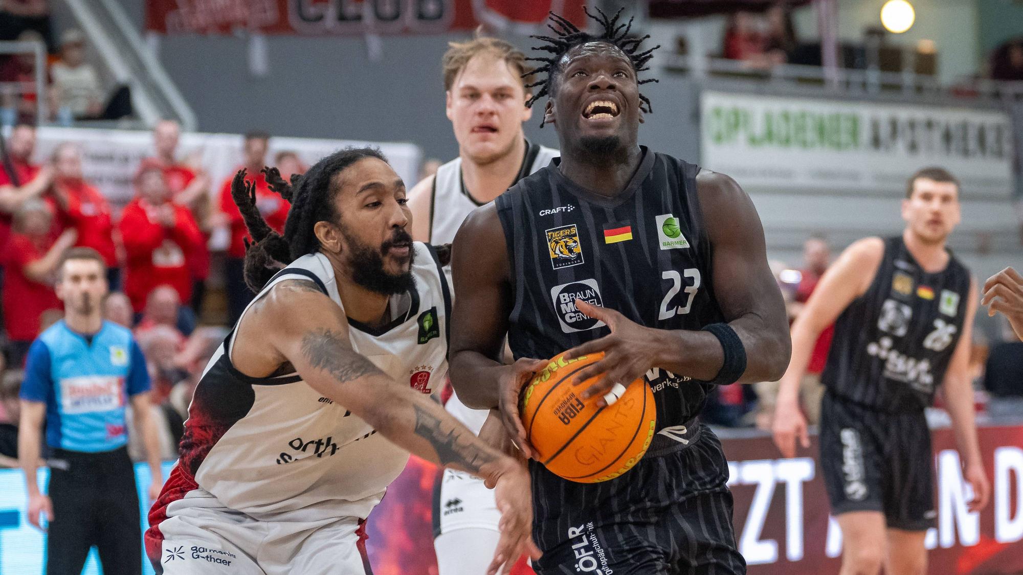 Zweikampf zwischen Donte Nicholas Bayer Giants Leverkusen, 15 und Melkisedek Moreaux Tigers Tuebingen, 23. Bayer Giants Leverkusen vs. Tigers Tuebingen, Basketball, Barmer 2. Basketballbundesliga, 24. Spieltag, Saison 2025/2026, 21.02.2026 Bayer Giants Leverkusen vs. Tigers Tuebingen, Basketball, Barmer 2. Basketballbundesliga, Pro A, 24. Spieltag, Saison 2025/2026, 21.02.2026 Leverkusen *** Donte Nicholas Bayer Giants Leverkusen, 15 and Melkisedek Moreaux Tigers Tuebingen, 23 Bayer Giants Leverkusen vs Tigers Tuebingen, Basketball, Barmer 2 Basketballbundesliga, 24 Matchday, Season 2025 2026, 21 02 2026 Bayer Giants Leverkusen vs Tigers Tuebingen, Basketball, Barmer 2 Basketballbundesliga, Pro A, 24 Matchday, Season 2025 2026, 21 02 2026 Leverkusen Copyright: xEibner-Pressefoto/ThomasxHaeslerx EP_THR