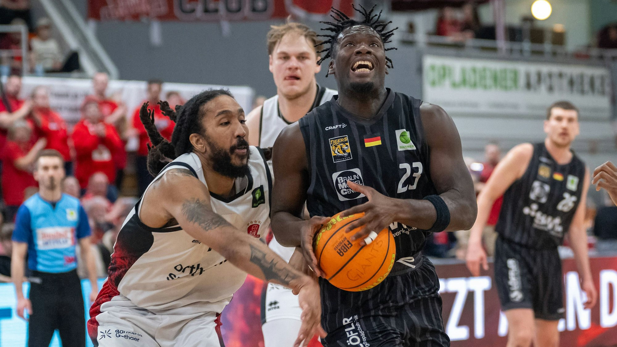 Zweikampf zwischen Donte Nicholas Bayer Giants Leverkusen, 15 und Melkisedek Moreaux Tigers Tuebingen, 23. Bayer Giants Leverkusen vs. Tigers Tuebingen, Basketball, Barmer 2. Basketballbundesliga, 24. Spieltag, Saison 2025/2026, 21.02.2026 Bayer Giants Leverkusen vs. Tigers Tuebingen, Basketball, Barmer 2. Basketballbundesliga, Pro A, 24. Spieltag, Saison 2025/2026, 21.02.2026 Leverkusen *** Donte Nicholas Bayer Giants Leverkusen, 15 and Melkisedek Moreaux Tigers Tuebingen, 23 Bayer Giants Leverkusen vs Tigers Tuebingen, Basketball, Barmer 2 Basketballbundesliga, 24 Matchday, Season 2025 2026, 21 02 2026 Bayer Giants Leverkusen vs Tigers Tuebingen, Basketball, Barmer 2 Basketballbundesliga, Pro A, 24 Matchday, Season 2025 2026, 21 02 2026 Leverkusen Copyright: xEibner-Pressefoto/ThomasxHaeslerx EP_THR