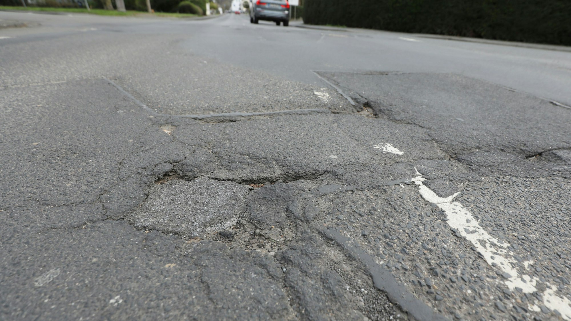 Stark frequentierter Zubringer zur B42 im sehr schlechten Zustand: Cäsariusstraße in Königswinter-Oberdollendorf