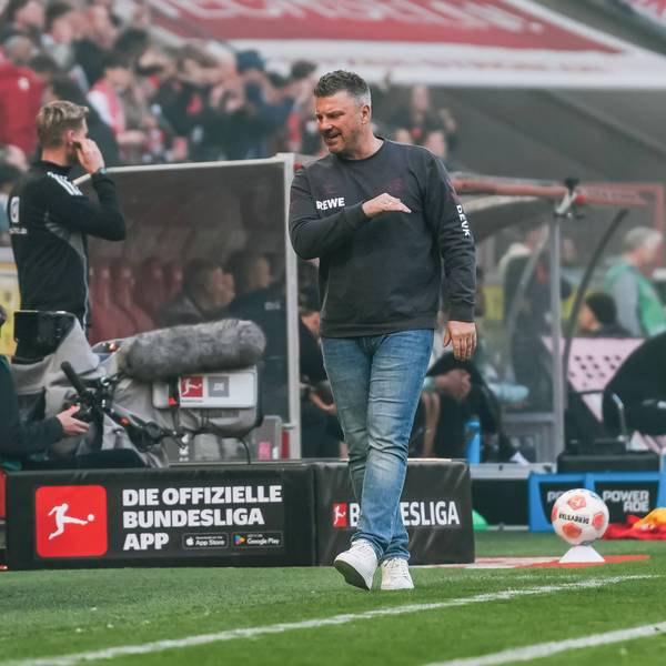 Lukas Kwasniok litt im Derby gegen Borussia Mönchengladbach am Spiel seiner Mannschaft.