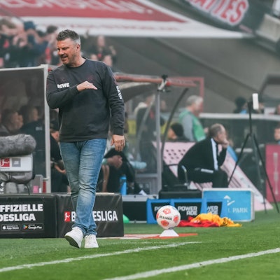 Lukas Kwasniok litt im Derby gegen Borussia Mönchengladbach am Spiel seiner Mannschaft.