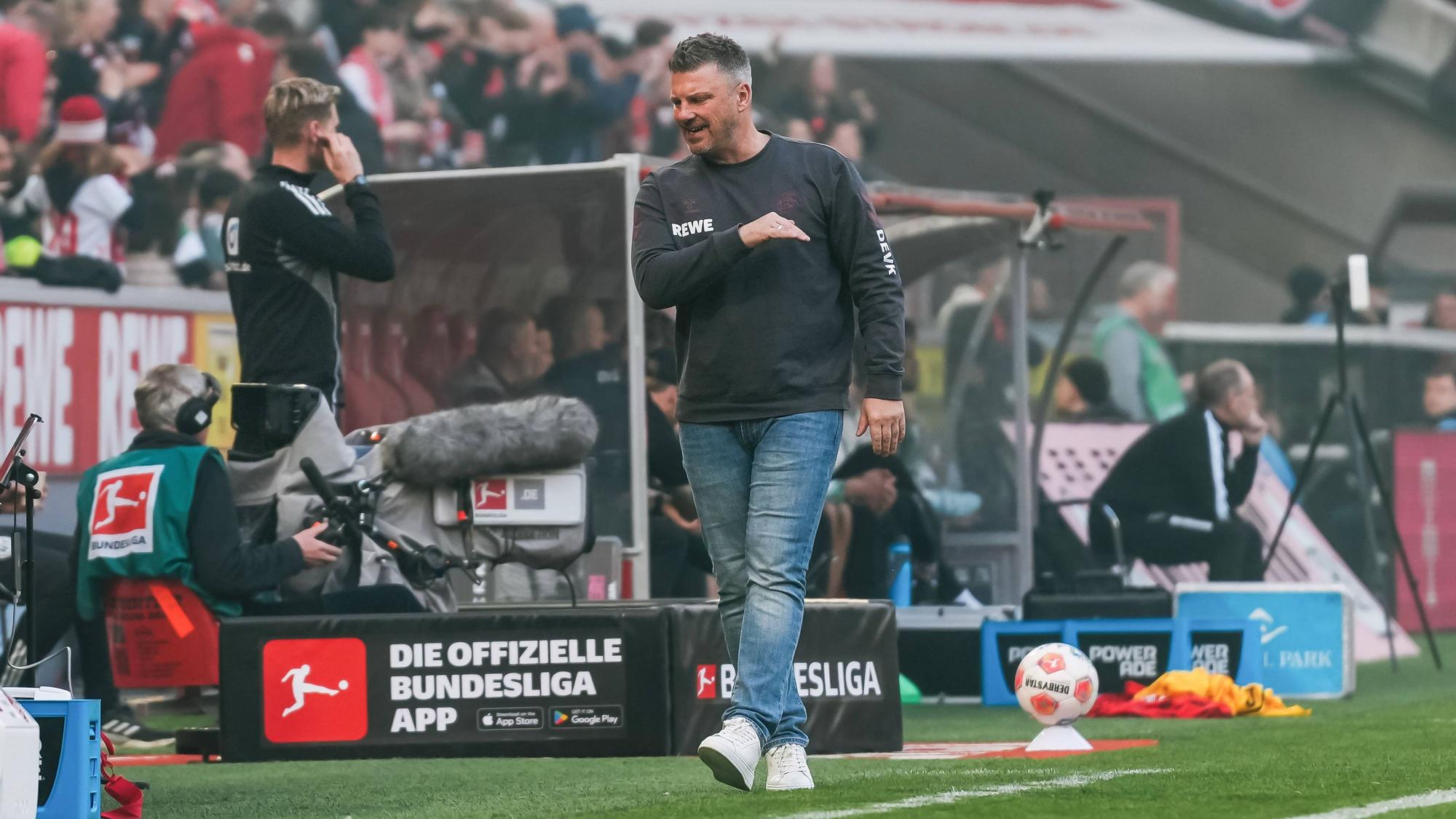 Lukas Kwasniok litt im Derby gegen Borussia Mönchengladbach am Spiel seiner Mannschaft.