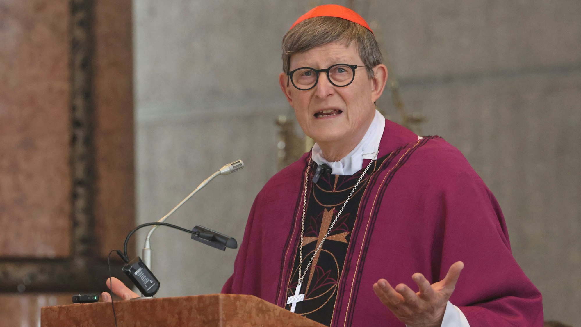 Das Foto vom Pontifikalamt in der Gummersbach Kirche St. Franziskus zeigt Rainer Maria Kardinal Woelki, den Erzbischof von Köln.