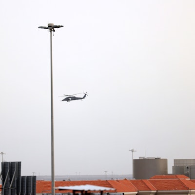 Ein Hubschrauber der katarischen Luftwaffe fliegt über Doha.