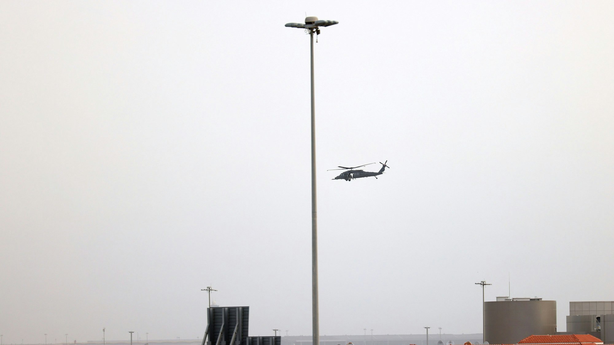 Ein Hubschrauber der katarischen Luftwaffe fliegt über Doha.