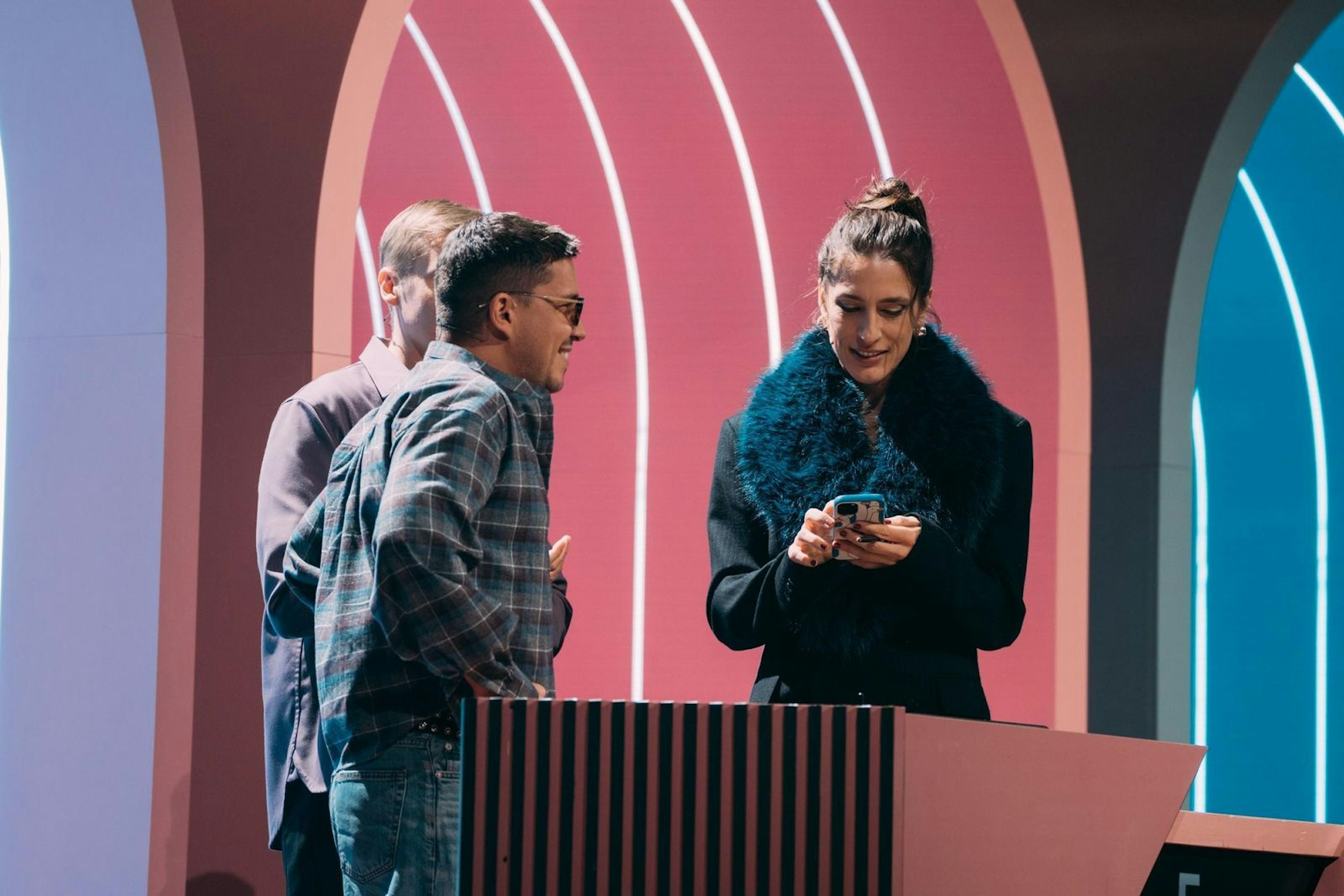 Witzige Spielidee: Andrea Petkovic muss mit dem Handy von Nico Santos bei dessen Vater anrufen - ohne, dass der merkt, wer wirklich am anderen Ende der Leitung ist. (Bild: Joyn/Florida TV / Julian Mathieu)