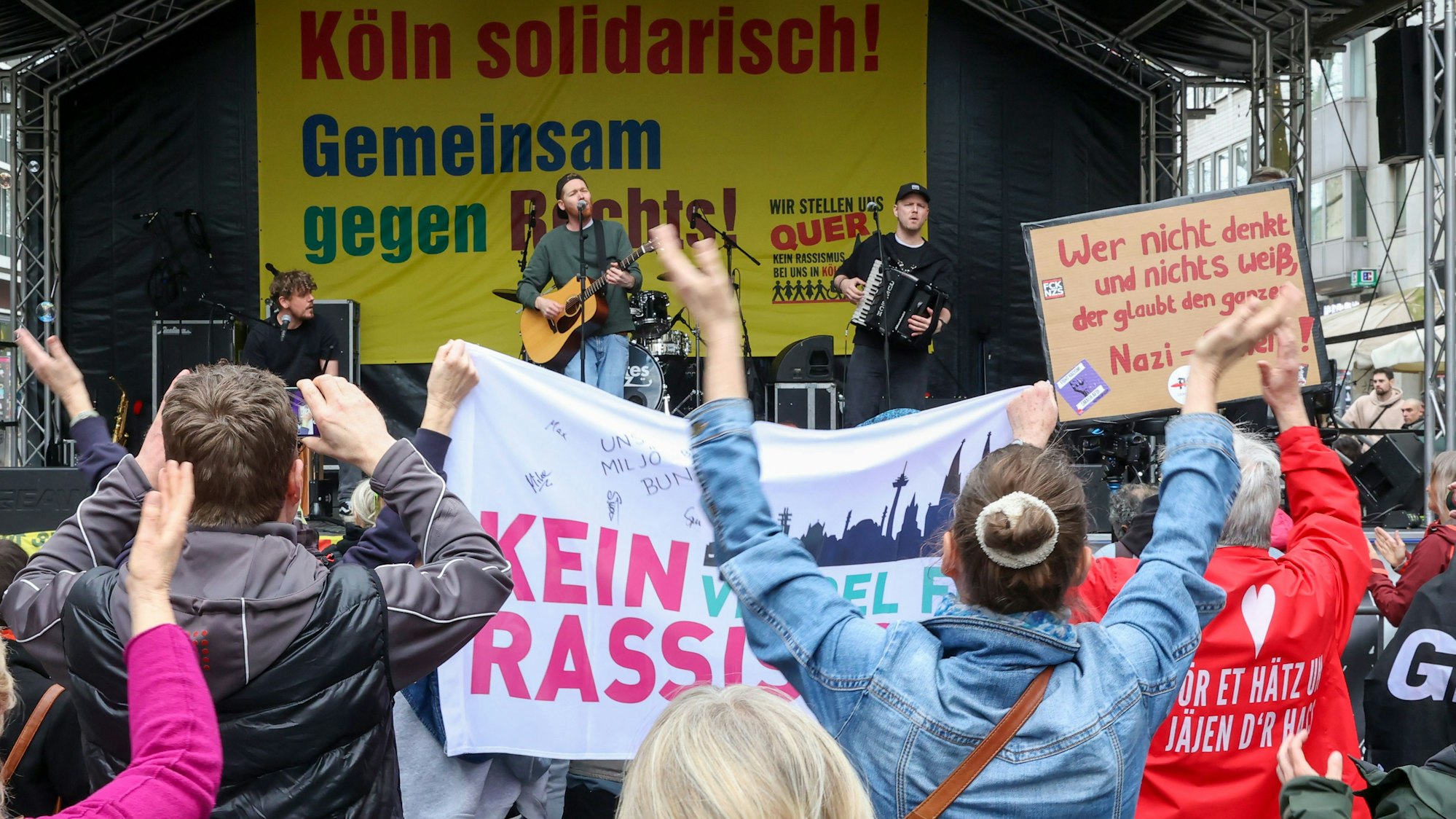 Die Kölner Band Miljö während der Großdemo gegen Rassismus auf der Bühne.