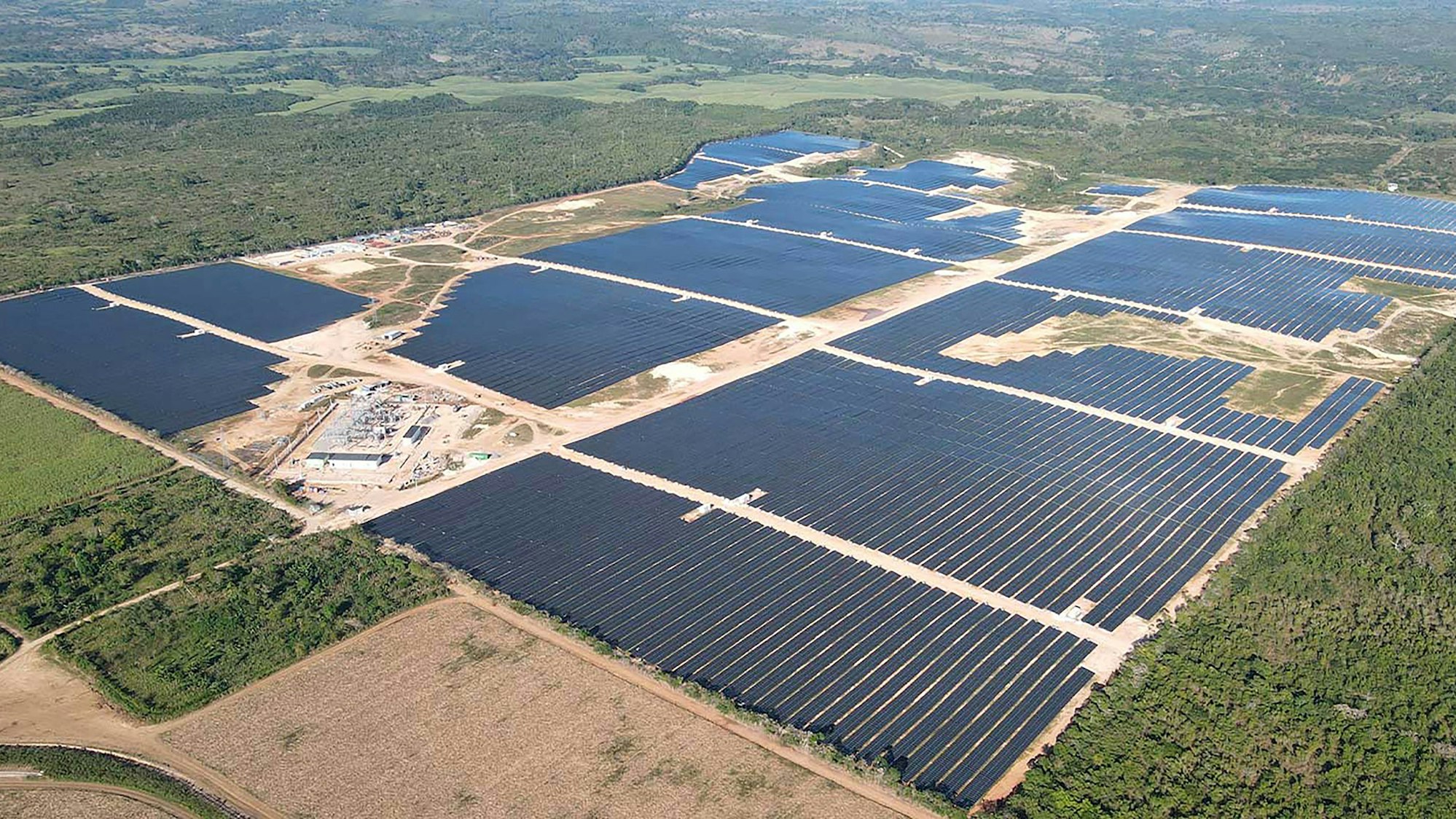 Das Bild zeigt ein riesiges Feld von Solarodulen.