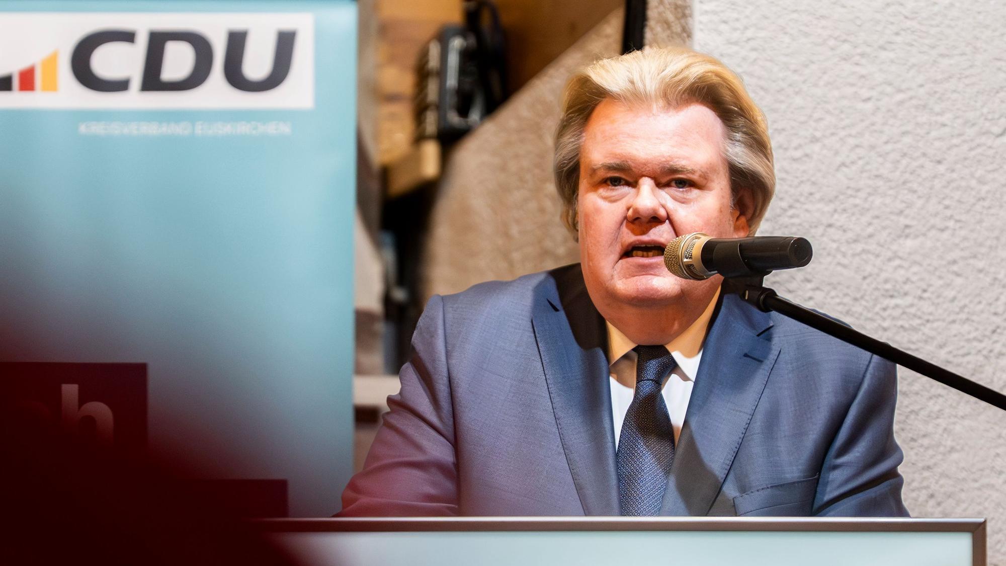 Klaus Voussem steht an einem Rednerpult mit CDU-Logo und spircht in ein Mikrofon.