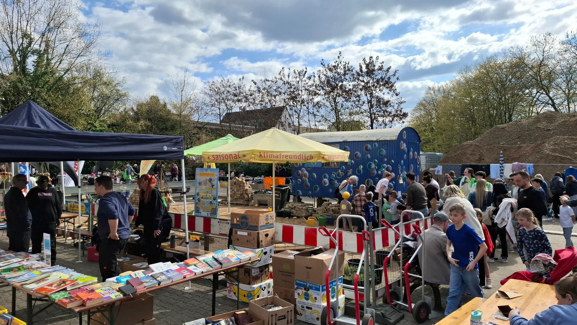 An Ständen wurden Kinderbücher und Spielzeug angeboten.