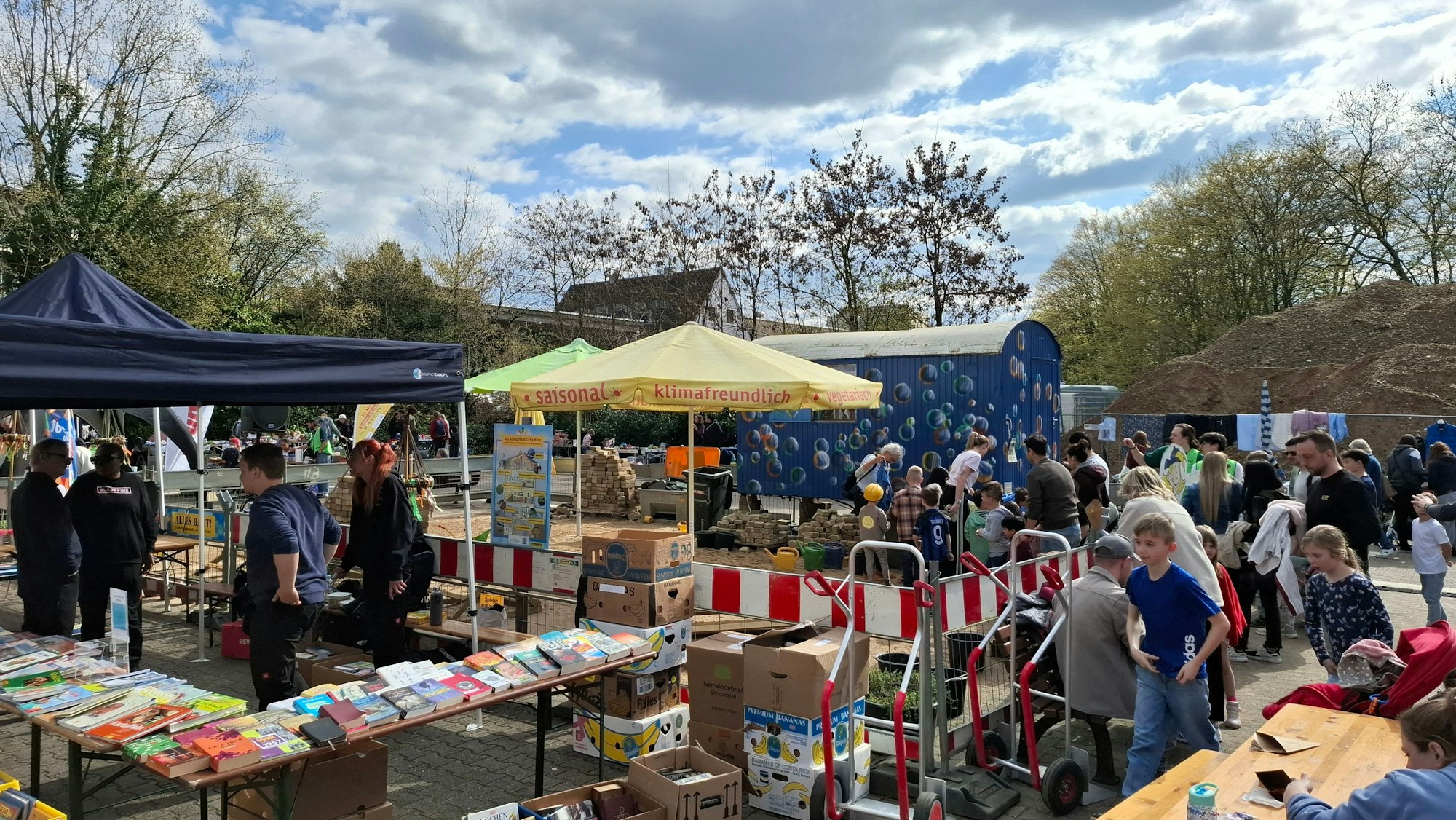An Ständen wurden Kinderbücher und Spielzeug angeboten.