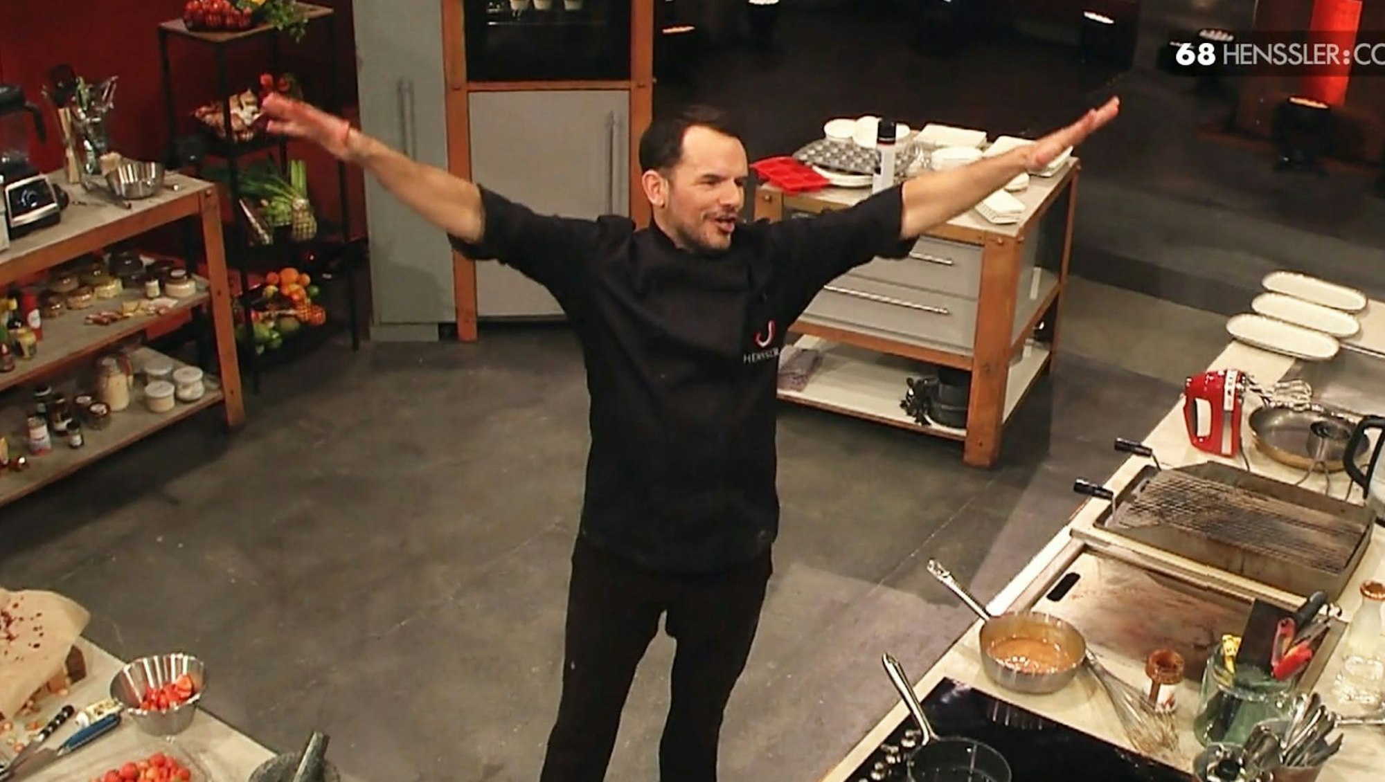 Insgesamt aber galt Steffen Hensslers Jubelgesang: „So seh'n Sieger aus, shalalalala!“ Er gewann das Koch-Match 89:84. (Bild: RTL)