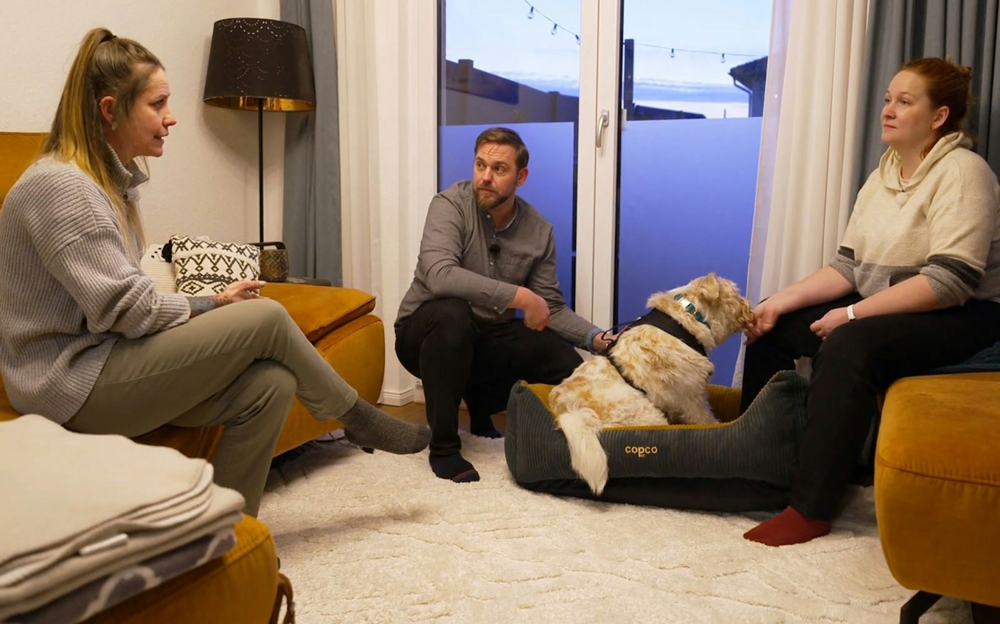 Trainerin Yvonne Brohme (links) unterstützt bei Rexis Einzug. (Bild: RTL)