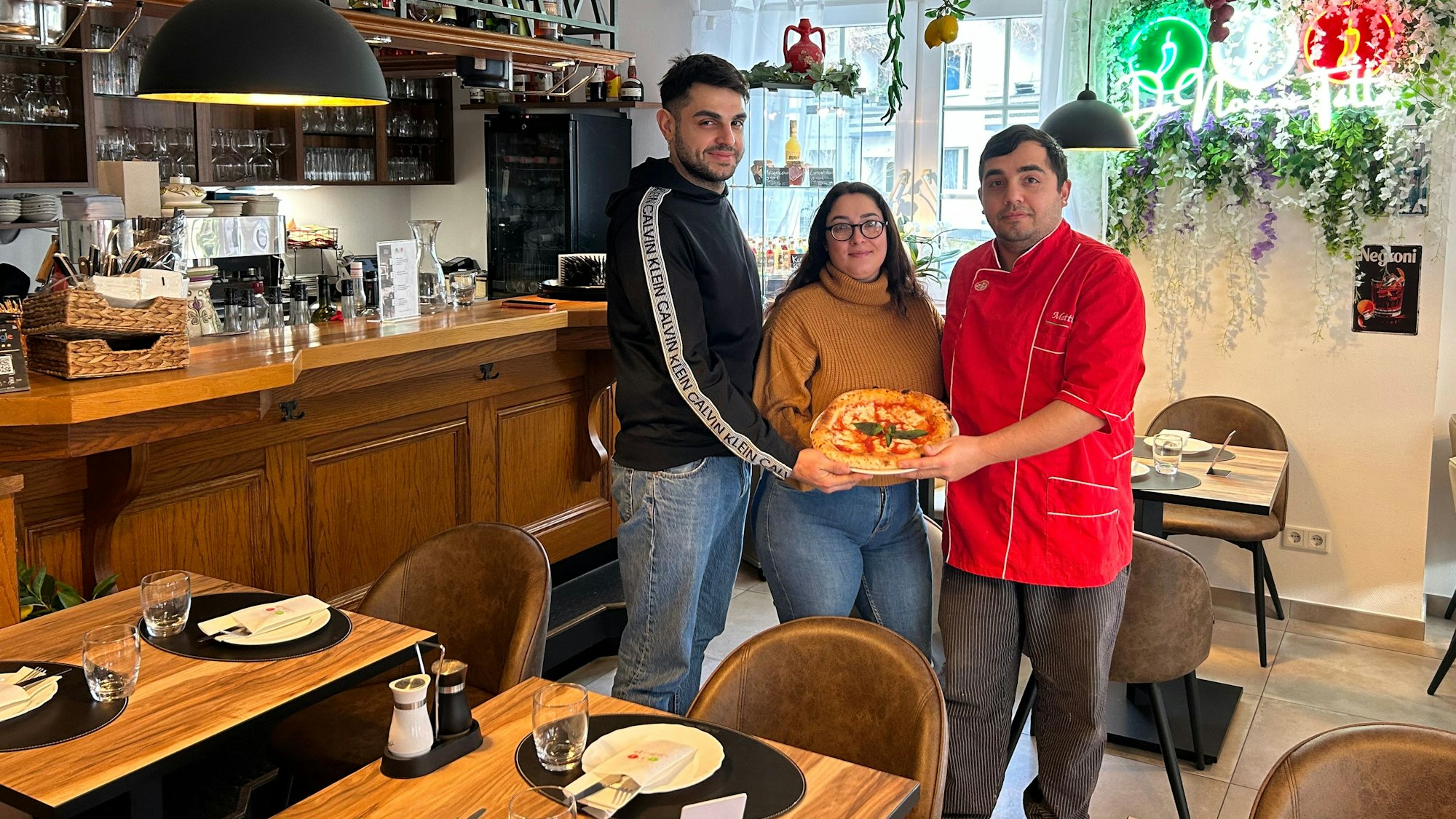 Familienbetrieb „Da Nonna Tétta“: Inhaber Antonello Cembalo (29) mit Ehefrau Annapaola (27) in der Mitte und Bruder Mattia (27), der talentierte Pizzabäcker