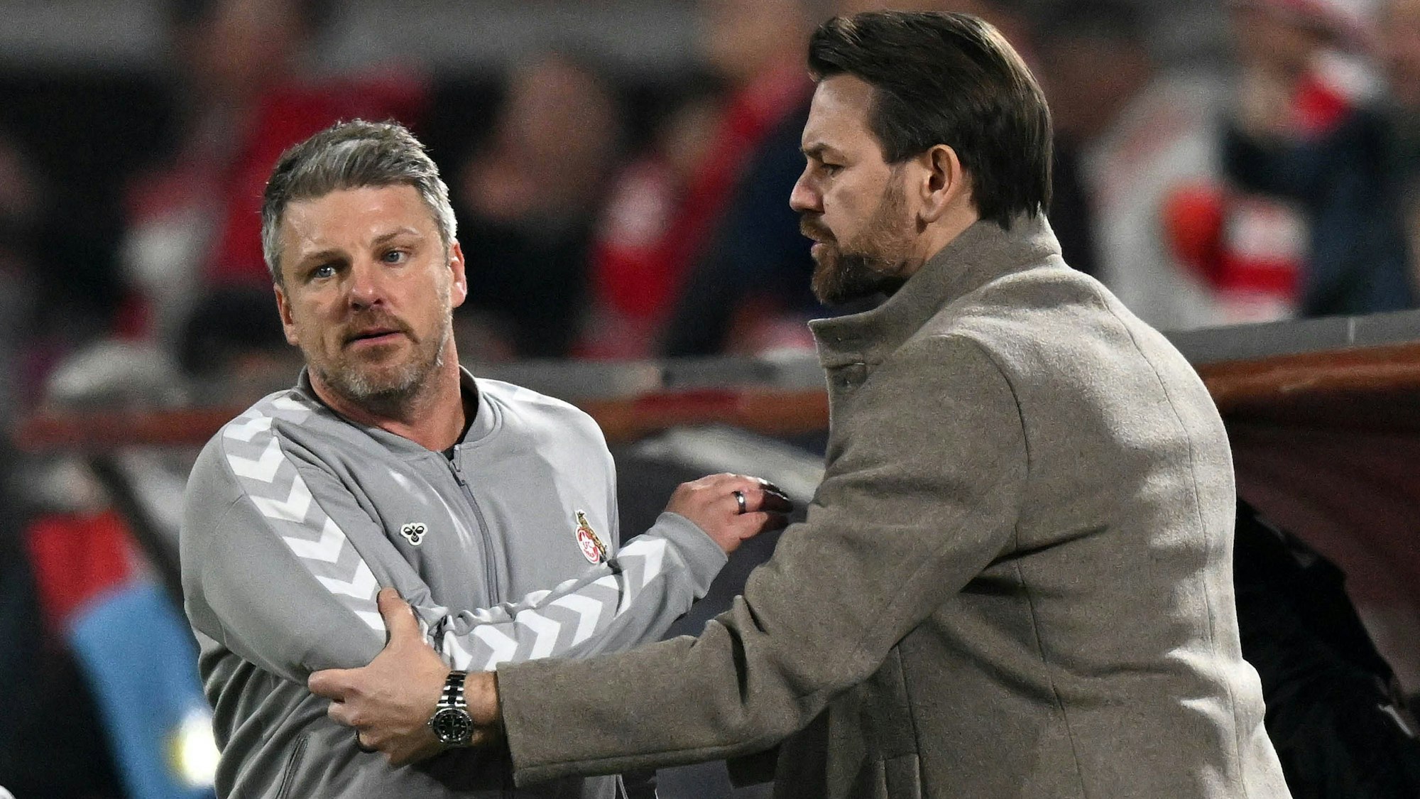 Lukas Kwasniok und Thomas Kessler nach dem Abpfiff des Derbys am Samstagabend zwischen dem 1. FC Köln und Borussia Mönchengladbach