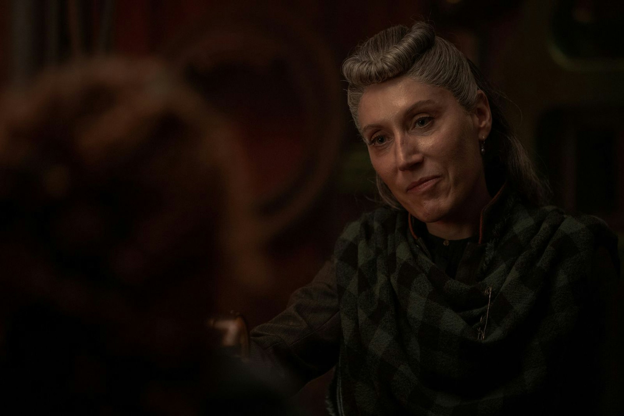 Loti (Céline Menville) soll dafür sorgen, dass Humility heiratet. (Bild: ZDF und Vince Valitutti/Disney+)