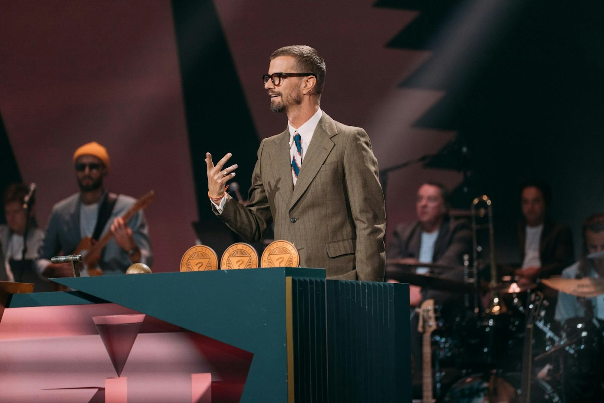 Auf Schmeichelei spricht Joko angeblich nicht an. Er schätzt es lieber, hart kritisiert zu werden. Der Off-Sprecher lässt sich das nicht zweimal sagen und meldet sich über den Studiolautsprecher zu Wort. (Bild: Joyn/Florida TV / Julian Mathieu)