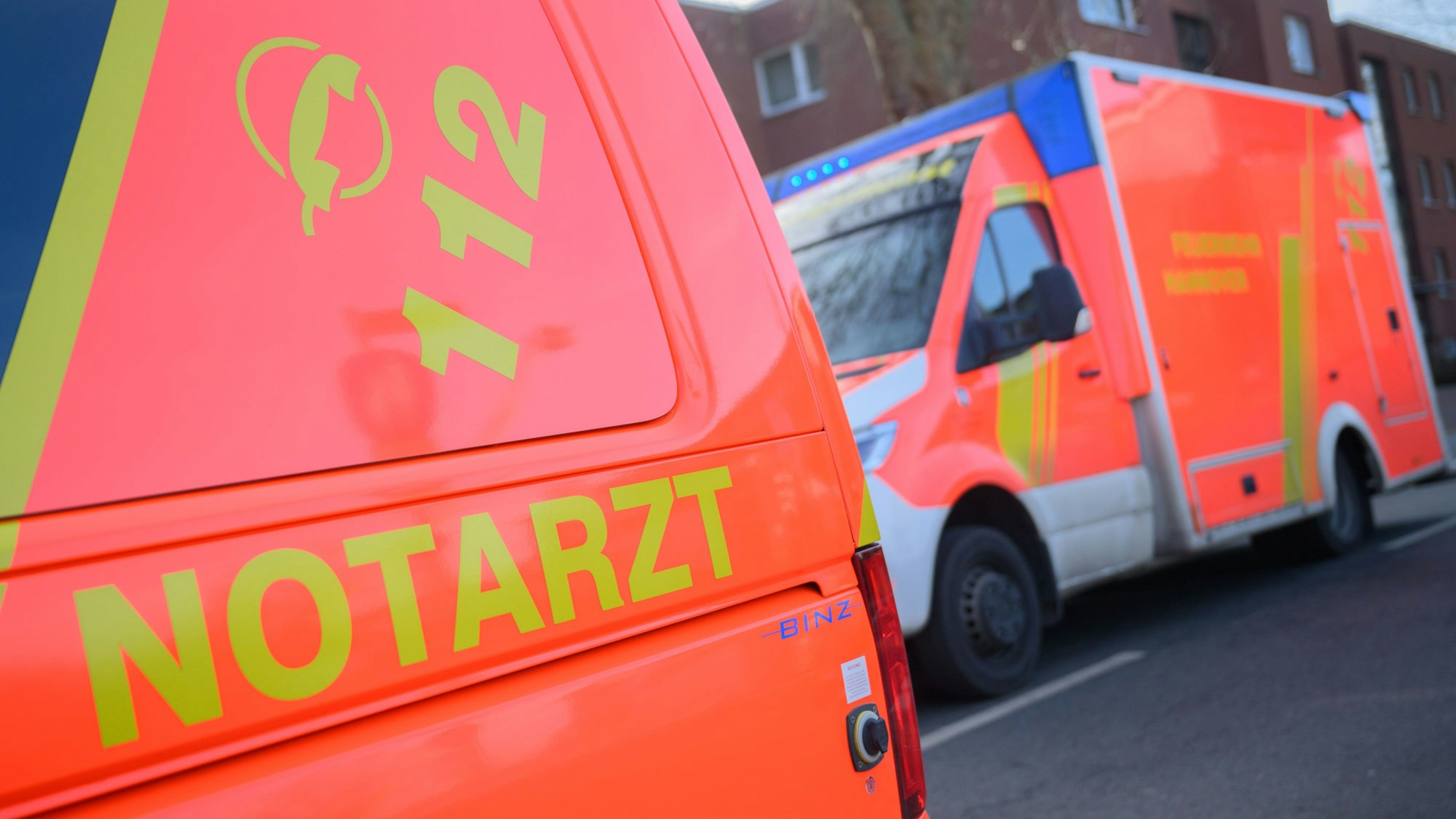 Ein Notarzt Fahrzeug und ein Rettungswagen stehen an einer Einsatzstelle.