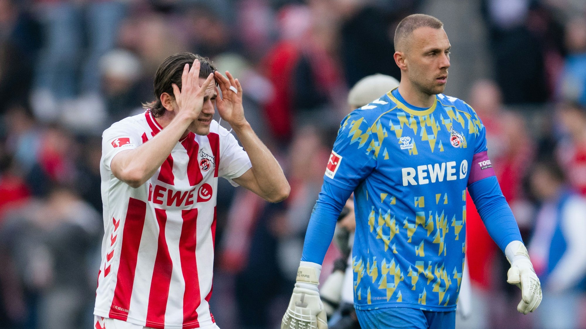 21.03.2026, Nordrhein-Westfalen, Köln: Fußball, Männer: Bundesliga, 1. FC Köln - Borussia Mönchengladbach, 27. Spieltag, RheinEnergieStadion. Jakub Kamiński (l, 1. FC Köln) und Torwart Marvin Schwäbe (1. FC Köln) nach der Partie. Foto: Marius Becker/dpa - WICHTIGER HINWEIS: Gemäß den Vorgaben der DFL Deutsche Fußball Liga bzw. des DFB Deutscher Fußball-Bund ist es untersagt, in dem Stadion und/oder vom Spiel angefertigte Fotoaufnahmen in Form von Sequenzbildern und/oder videoähnlichen Fotostrecken zu verwerten bzw. verwerten zu lassen. +++ dpa-Bildfunk +++