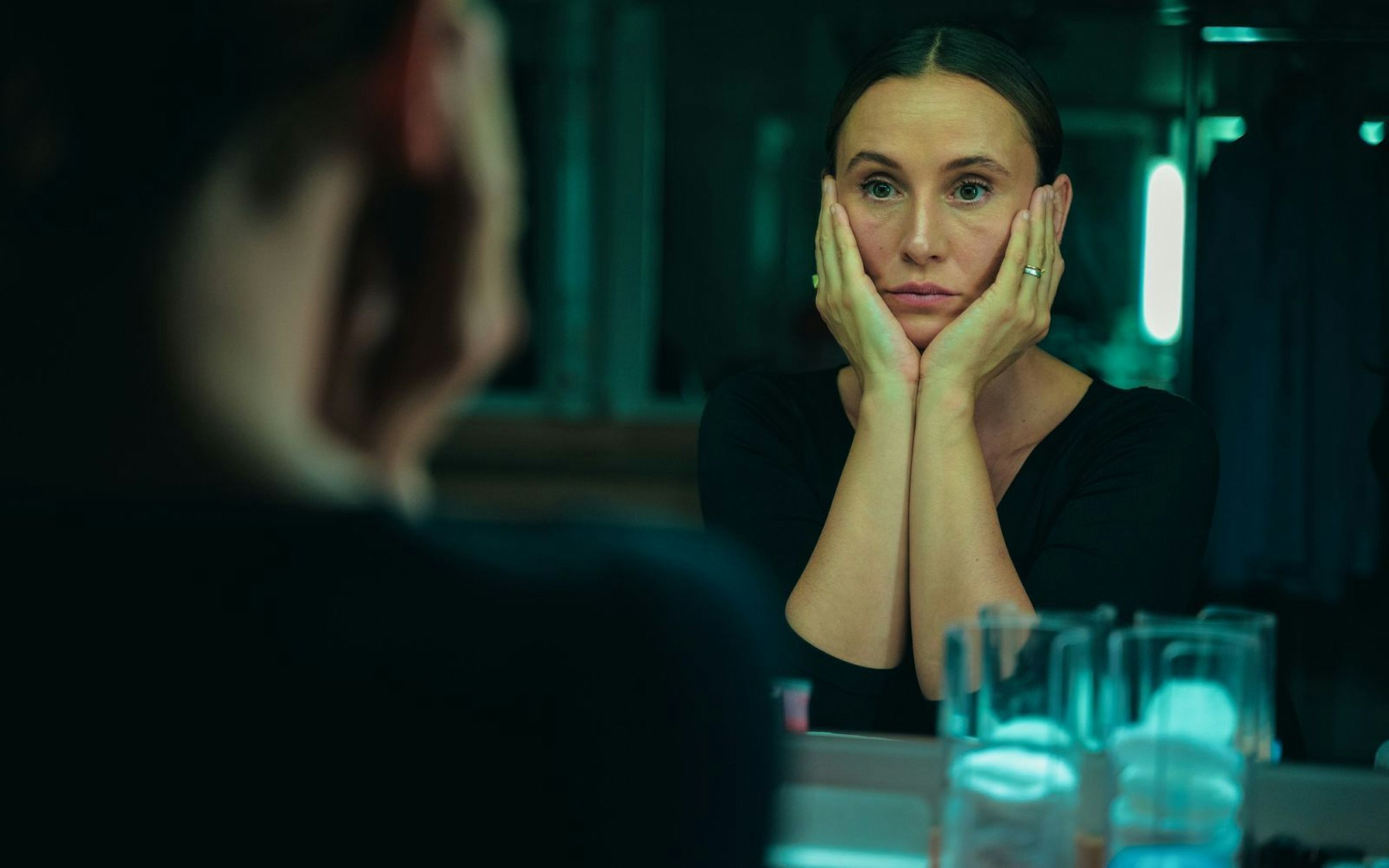 Hass im Netz erfährt auch die Geologin Elena (Peri Baumeister) im TV-Film „Eine bessere Welt“ (Regie und Buch: Sebastian Hilger, Koautorin: Nadine Gottmann). Der Titel des sozialkritischen Thrillers ist gleichzeitig der des Buches zur Klimakrise, mit dem Elena in eine Talkshow eingeladen wird. (Bild: ZDF/Julia Feldhagen)