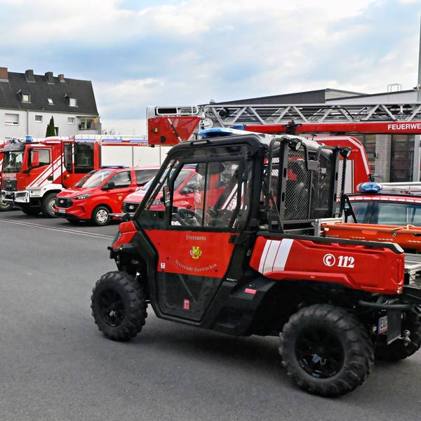 Zahlreiche neue Feuerwehrfahrzeuge stehen auf einem Platz in Euskirchen.