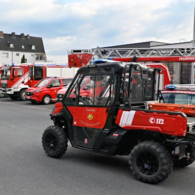 Zahlreiche neue Feuerwehrfahrzeuge stehen auf einem Platz in Euskirchen.