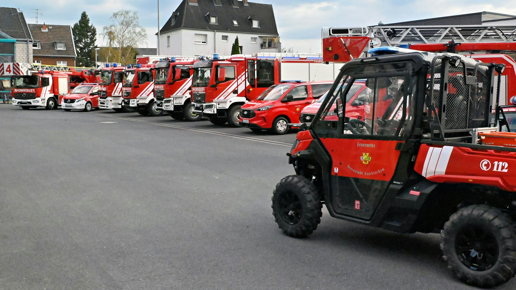 Zahlreiche neue Feuerwehrfahrzeuge stehen auf einem Platz in Euskirchen.