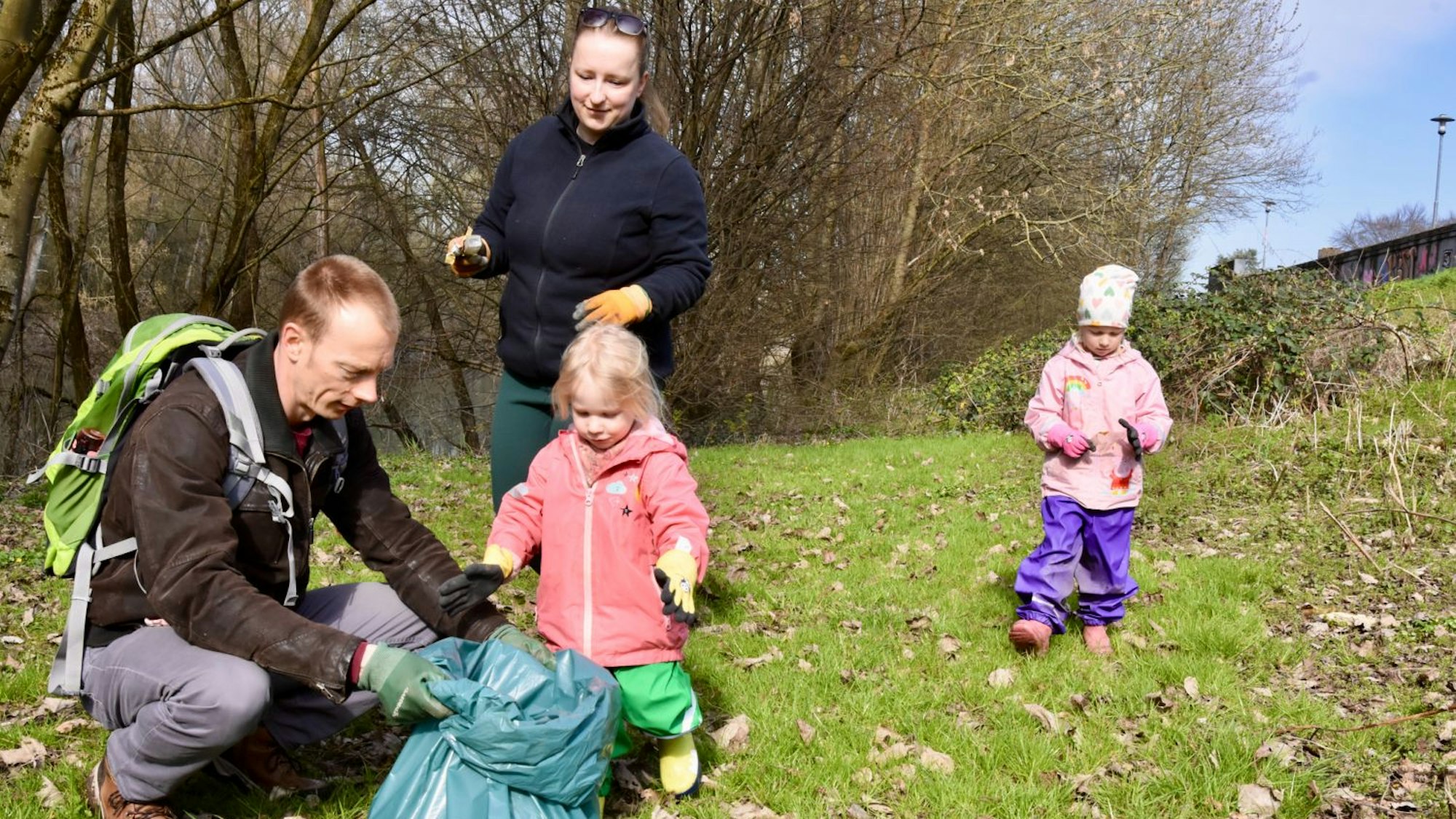 Müllsammelaktion in Niederkassel-Rheidt: Familie Dirk und Tina Krischken mit ihren Töchtern Emma (3) und Hanna (5)