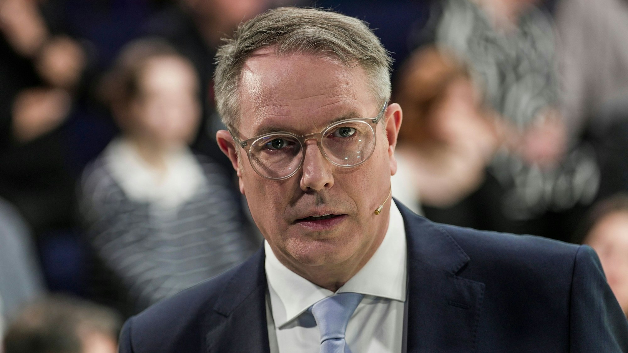 Alexander Schweitzer (SPD), Ministerpräsident von Rheinland-Pfalz/Spitzenkandidat seiner Partei, steht in der SWR-Wahlarena.