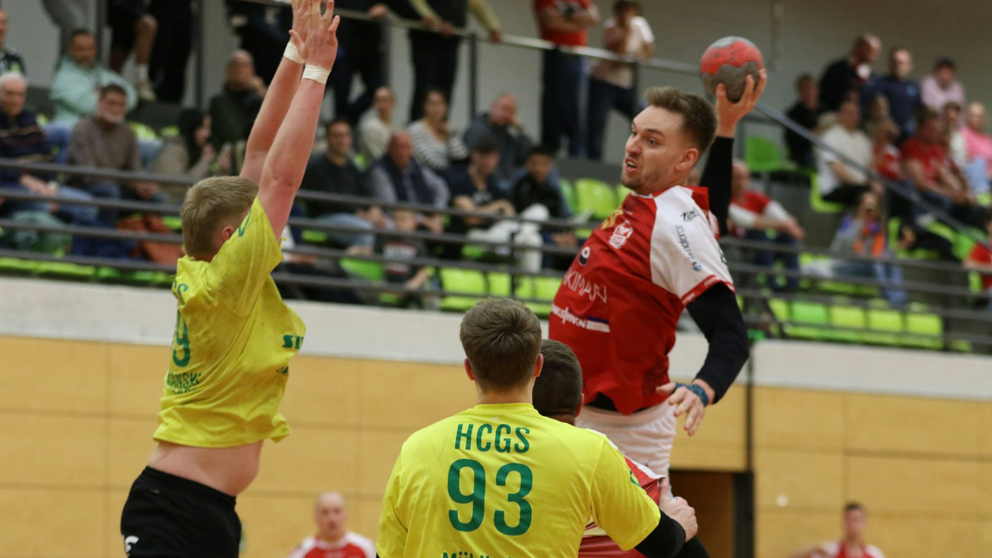 Voiß hat zum Sprungwurf angesetzt, ein Abwehrspieler versucht zu blocken.