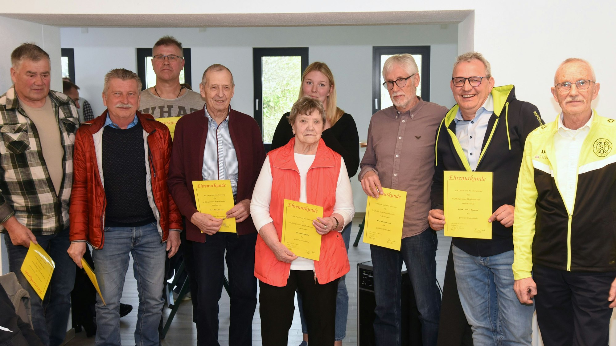 Zu sehen ist eine Gruppe von Sportlerinnen und Sportlern, die gerade geehrt wurden.