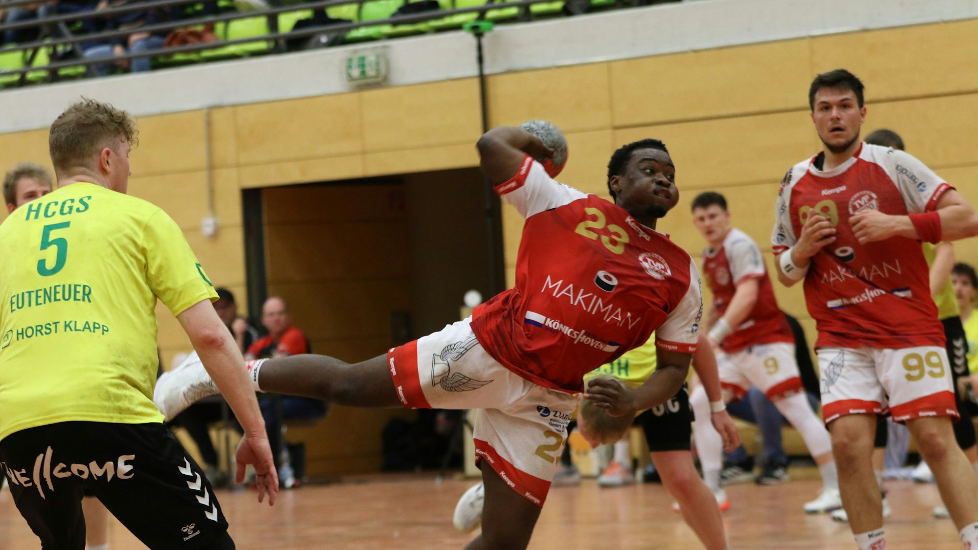 Josue Nzoikanua Domingos kommt frei zum Wurf, Mitspieler und Gegner schauen zu.