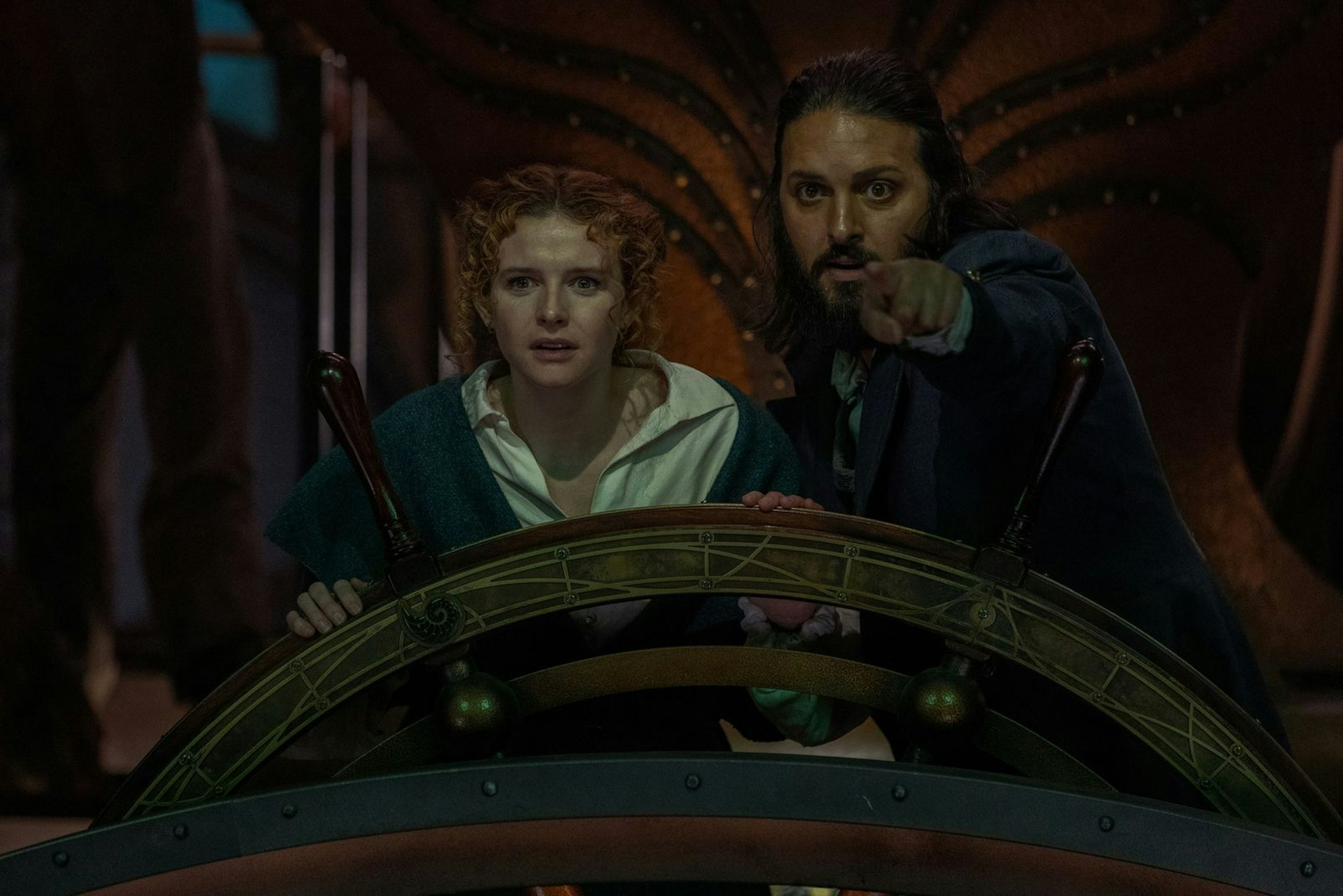 Nemo (Shazad Latif) und Humility (Georgia Flood) erleben in der zehnteiligen ZDFneo-Serie „Nautilus“ actionreiche Abenteuer. (Bild: ZDF und Vince Valitutti/Disney+)