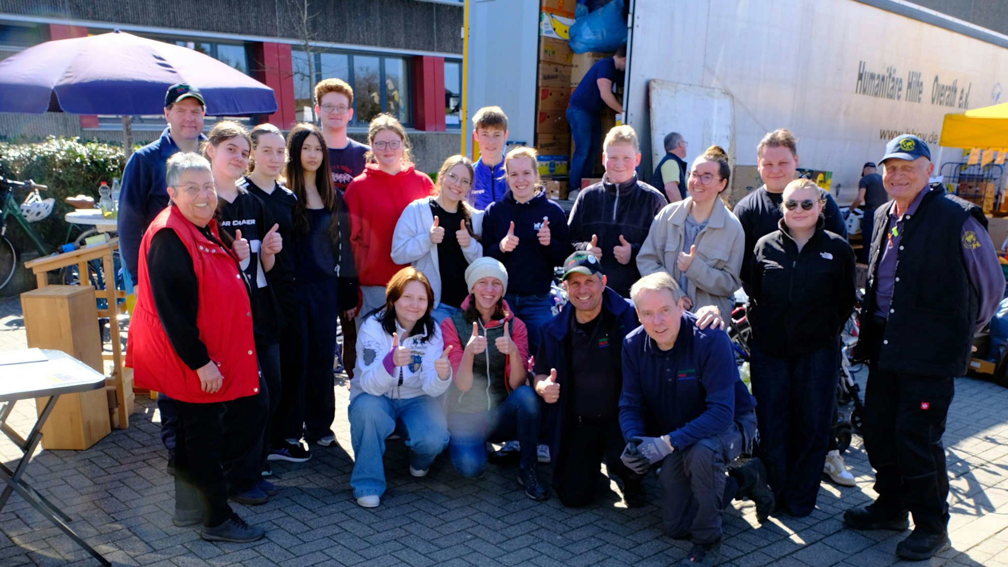 Das Foto zeigt Helfer der Sammelaktion