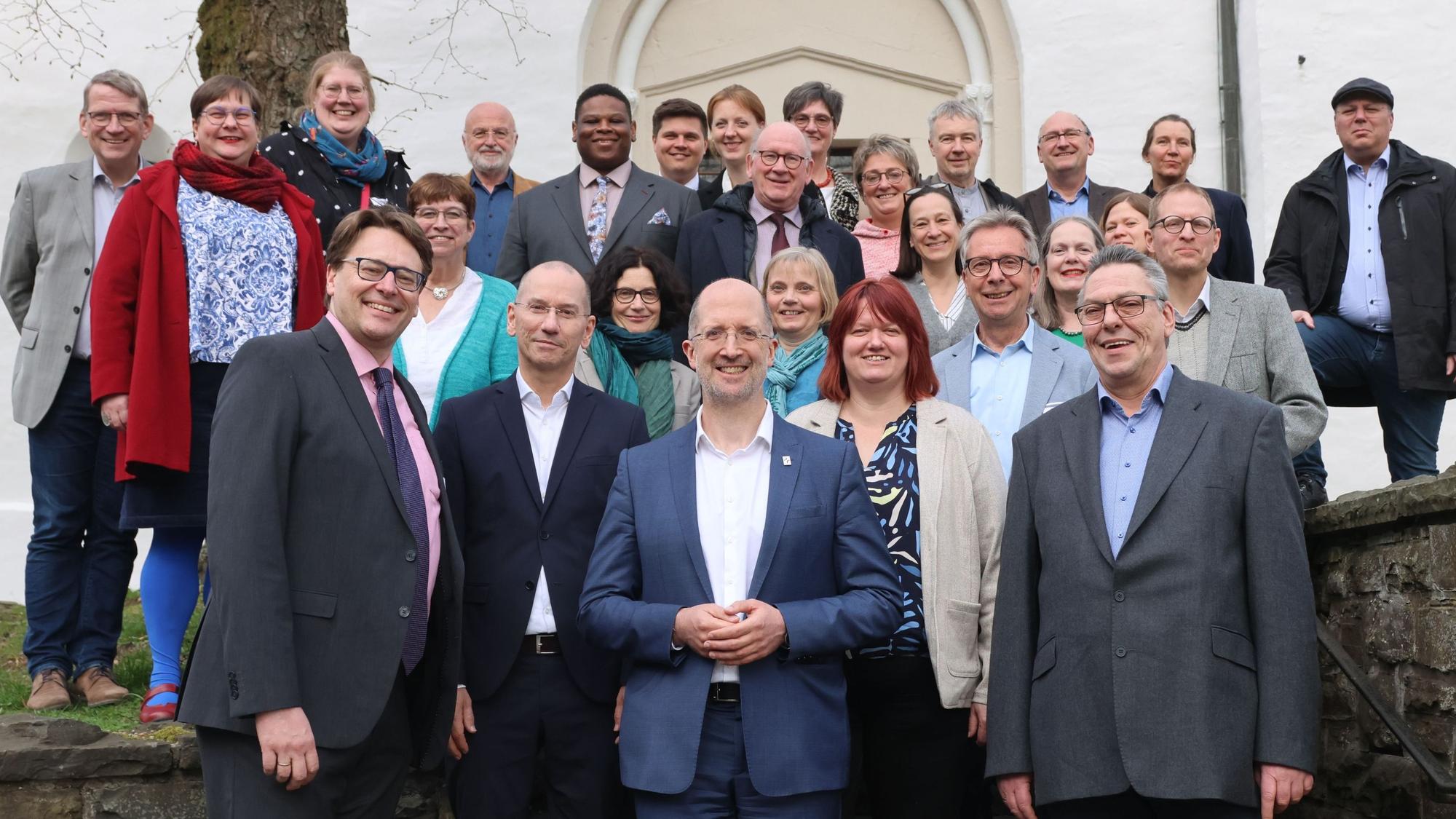 Das Foto zeigt Teilnehmer des Treffens der Rheinischen Kirchenleitung in Nümbrecht, mit Präses Thorsten Latzel (Mitte) und Superintendent Michael Braun (links).