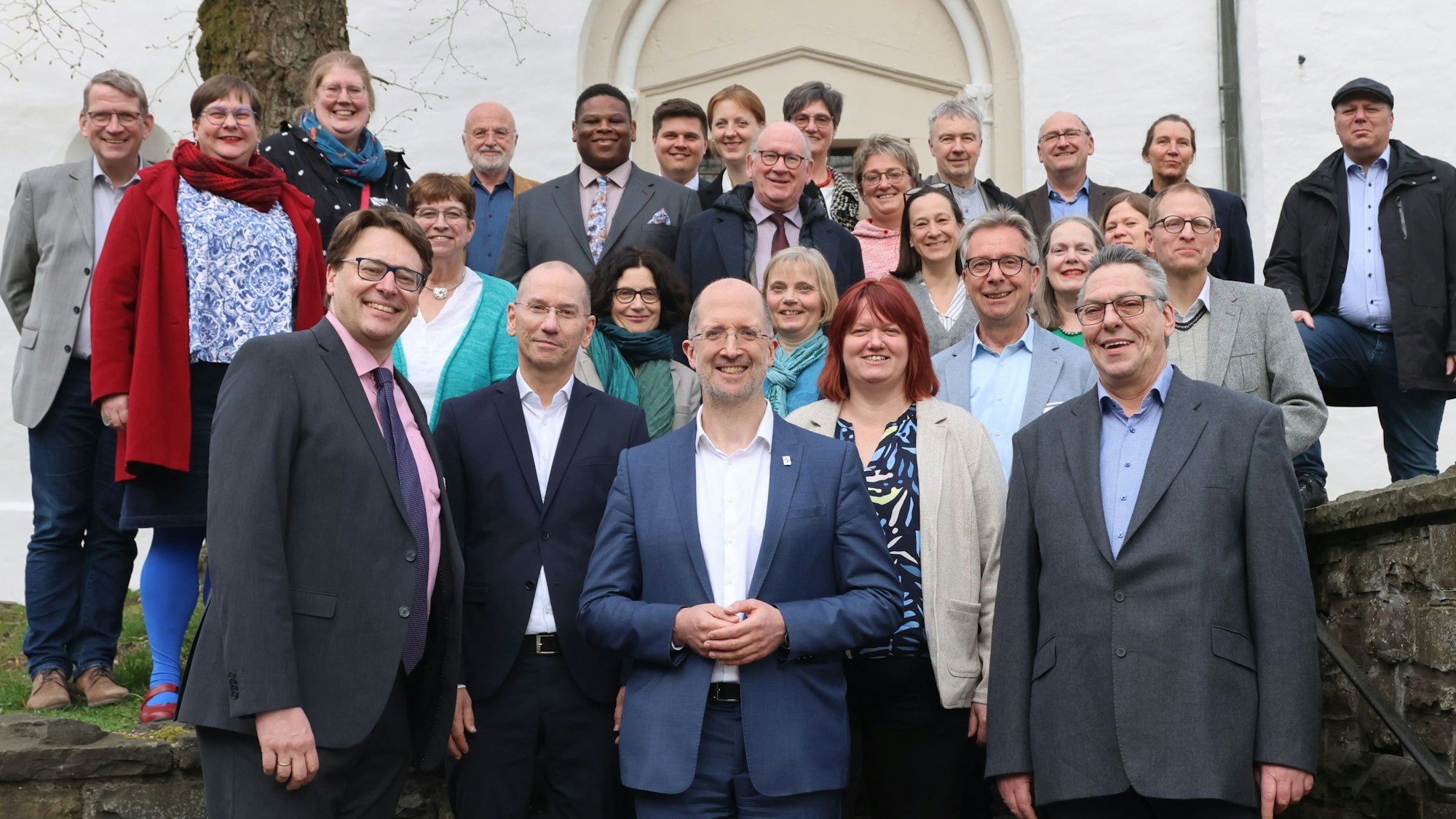 Das Foto zeigt Teilnehmer des Treffens der Rheinischen Kirchenleitung in Nümbrecht, mit Präses Thorsten Latzel (Mitte) und Superintendent Michael Braun (links).