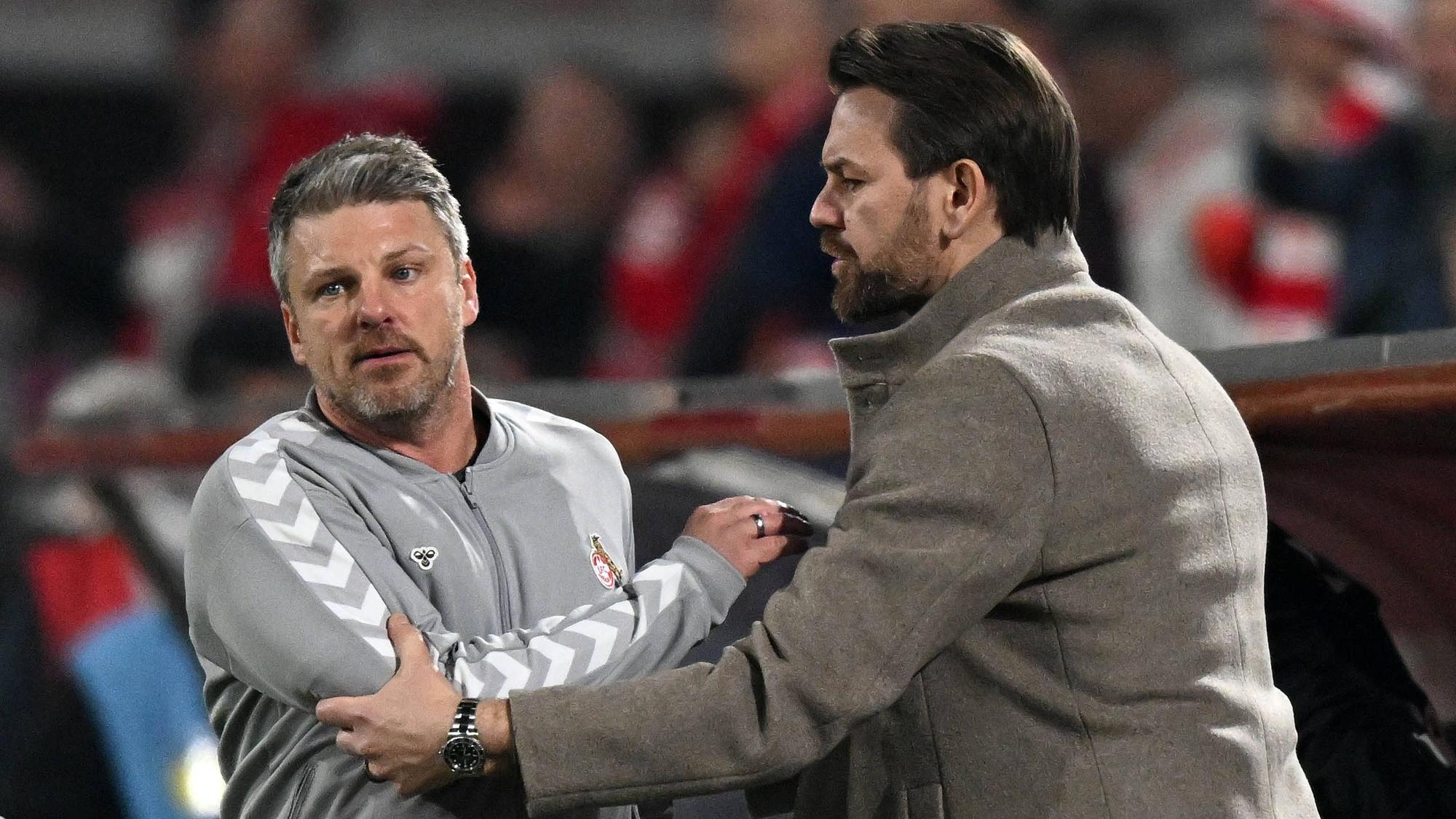 Lukas Kwasniok und Thomas Kessler nach dem 3:3 des 1. FC Köln gegen Borussia Mönchengladbach im März, Kwasnioks letztem Spiel als FC-Coach.