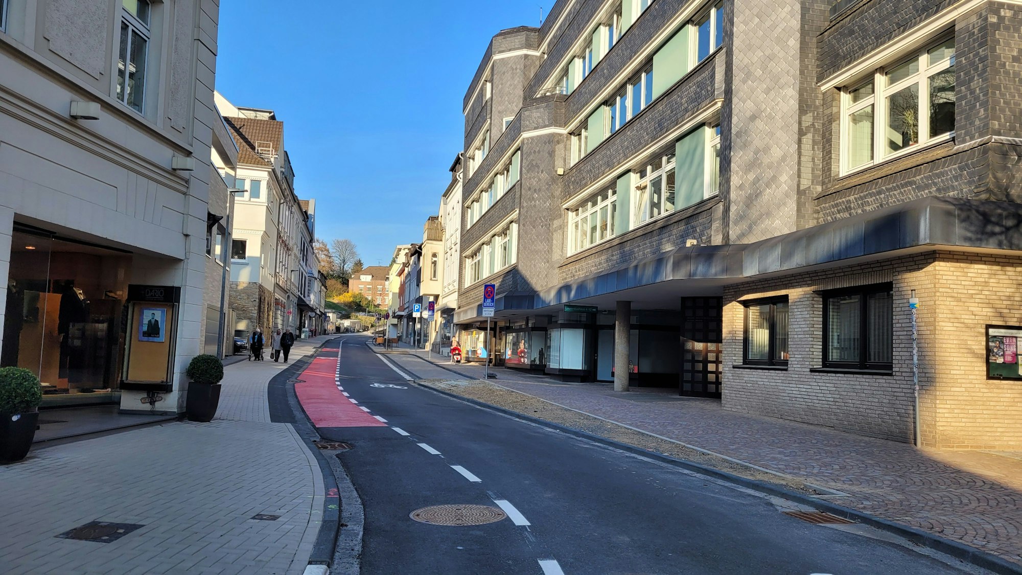 Zu sehen sind die Markierungen für Radfahrer auf der Fahrbahn.